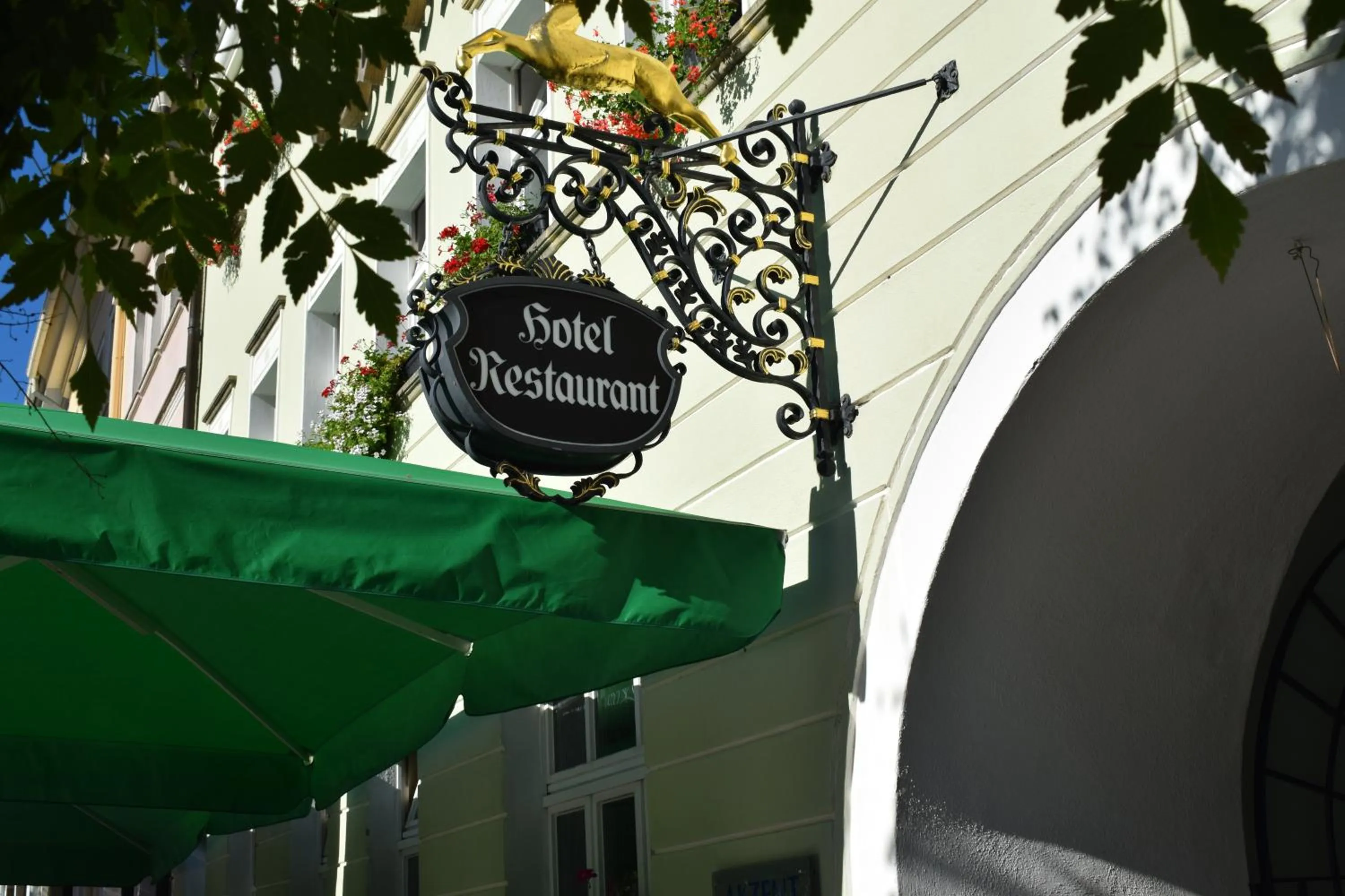 Facade/entrance in Akzent Hotel Goldner Hirsch