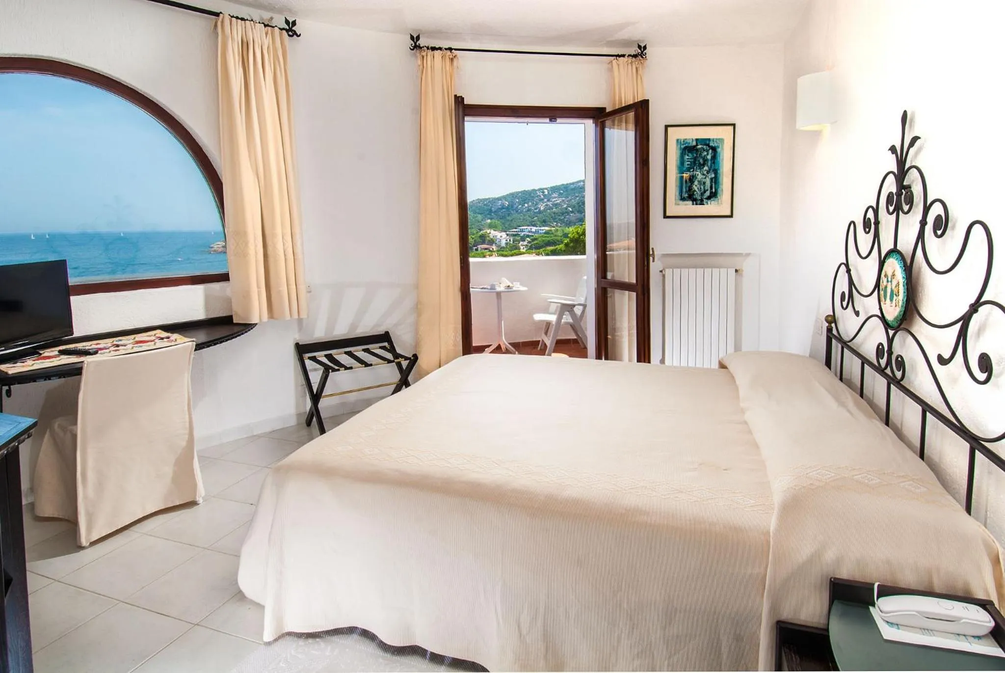 Balcony/Terrace, Bed in Hotel Punta Est