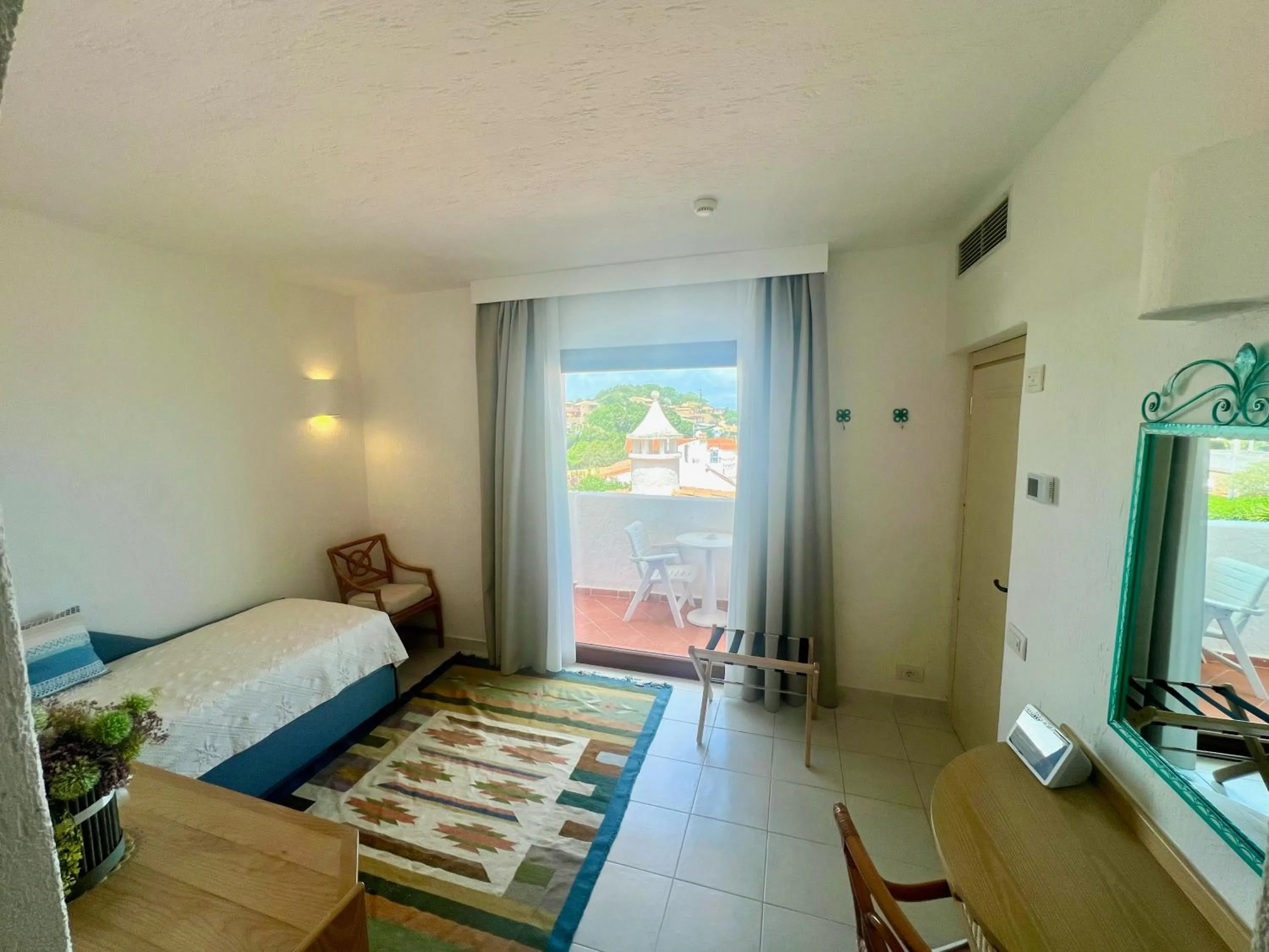 Living room, Bed in Hotel Punta Est