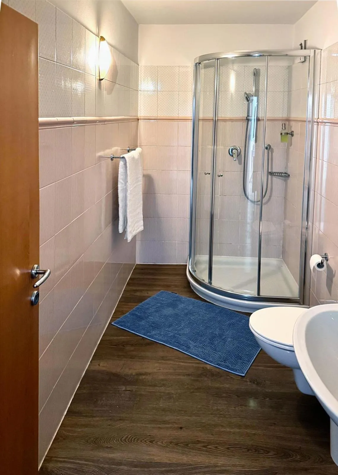 Shower in Hotel Zur Post