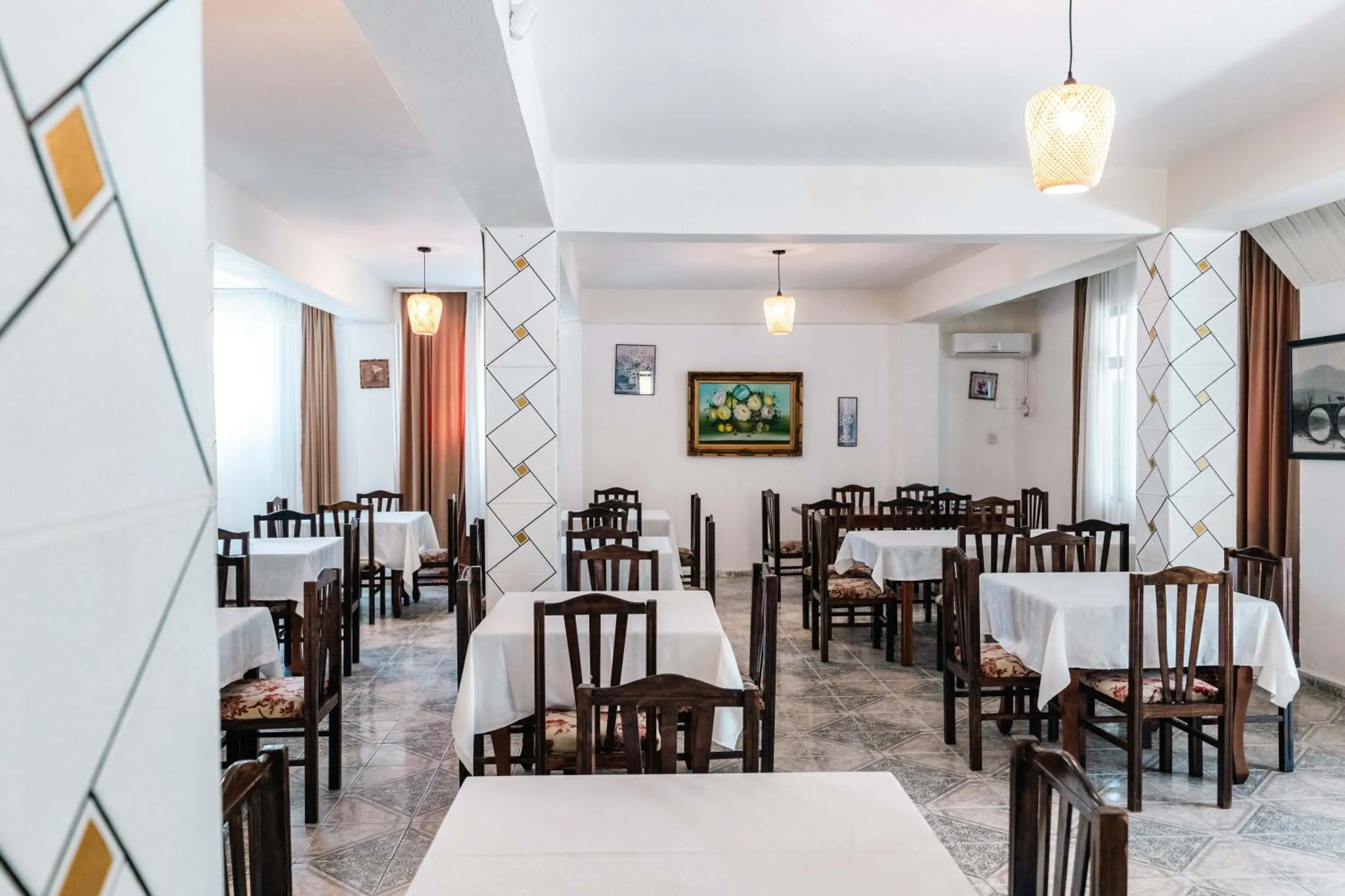 Restaurant/places to eat in KURTI Hotel