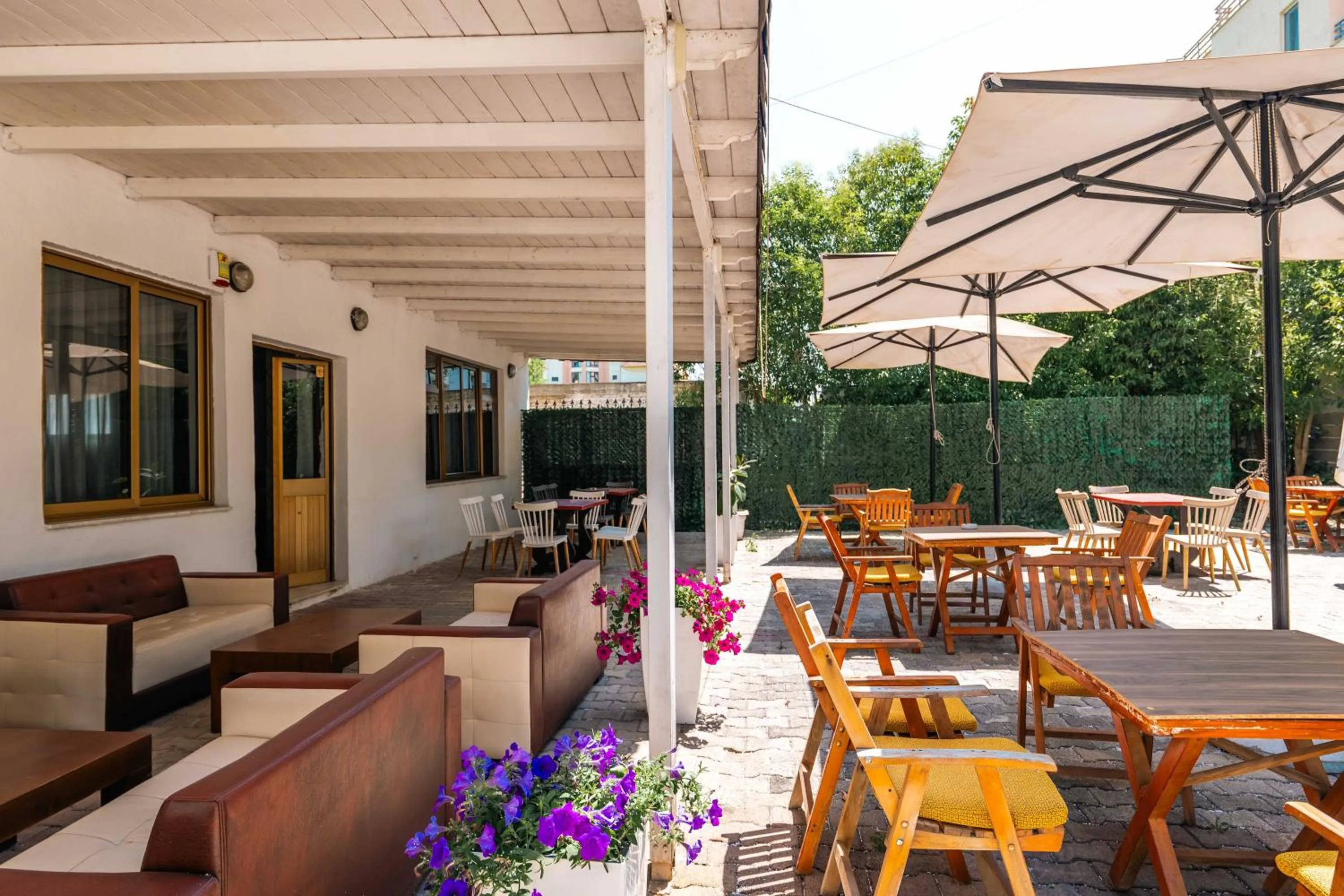 Restaurant/places to eat in KURTI Hotel