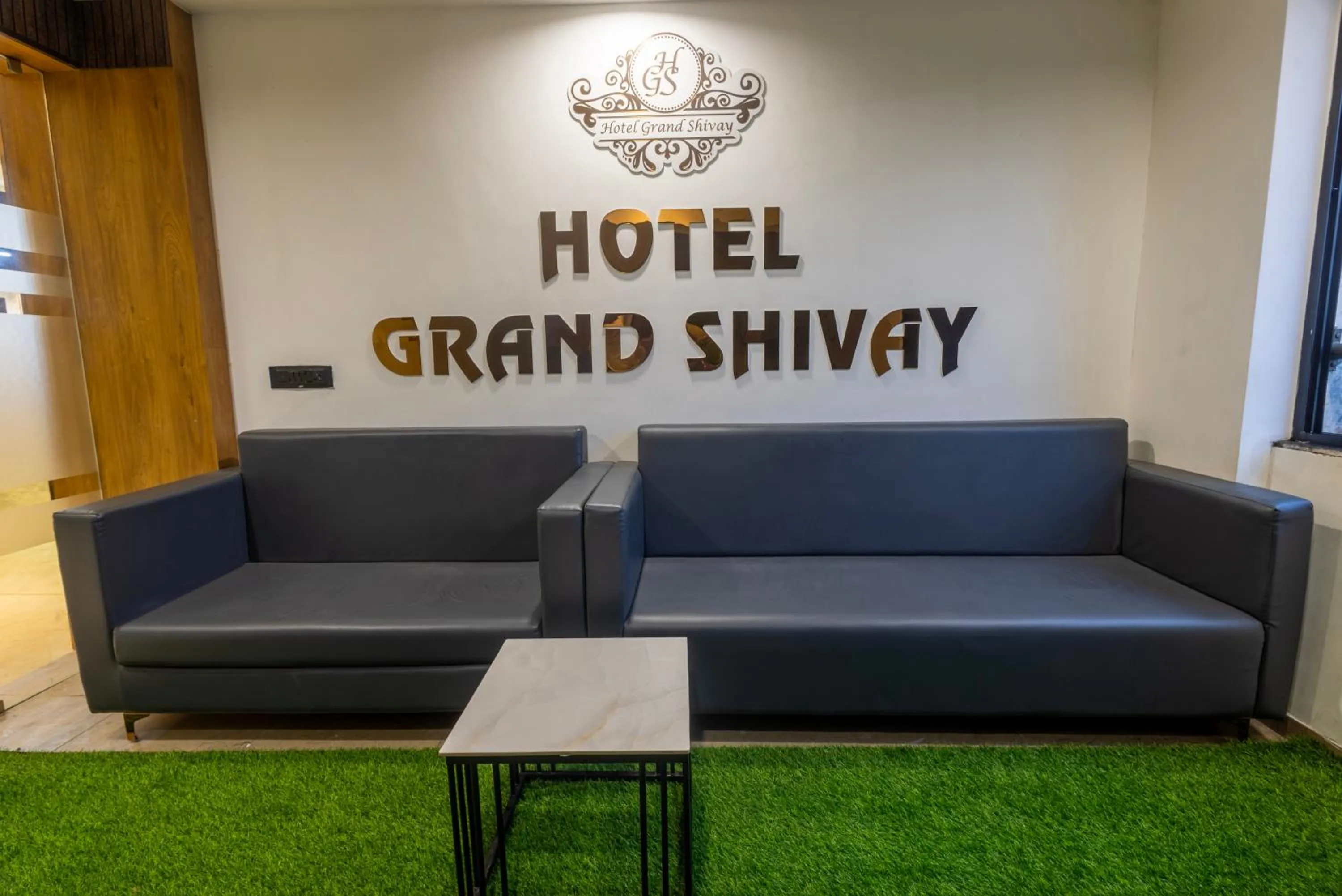 Seating area in Treebo Grand Shivay