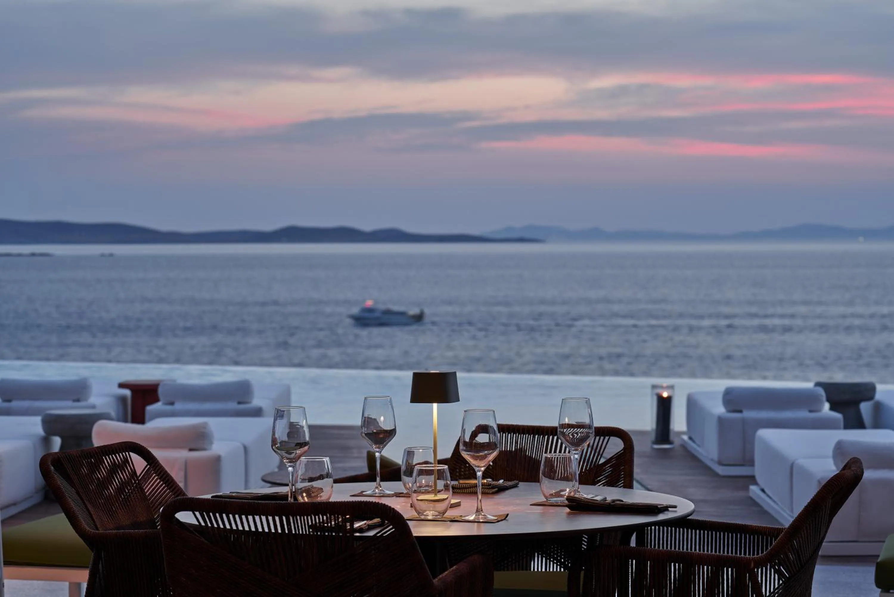 Restaurant/places to eat in Kouros Hotel & Suites