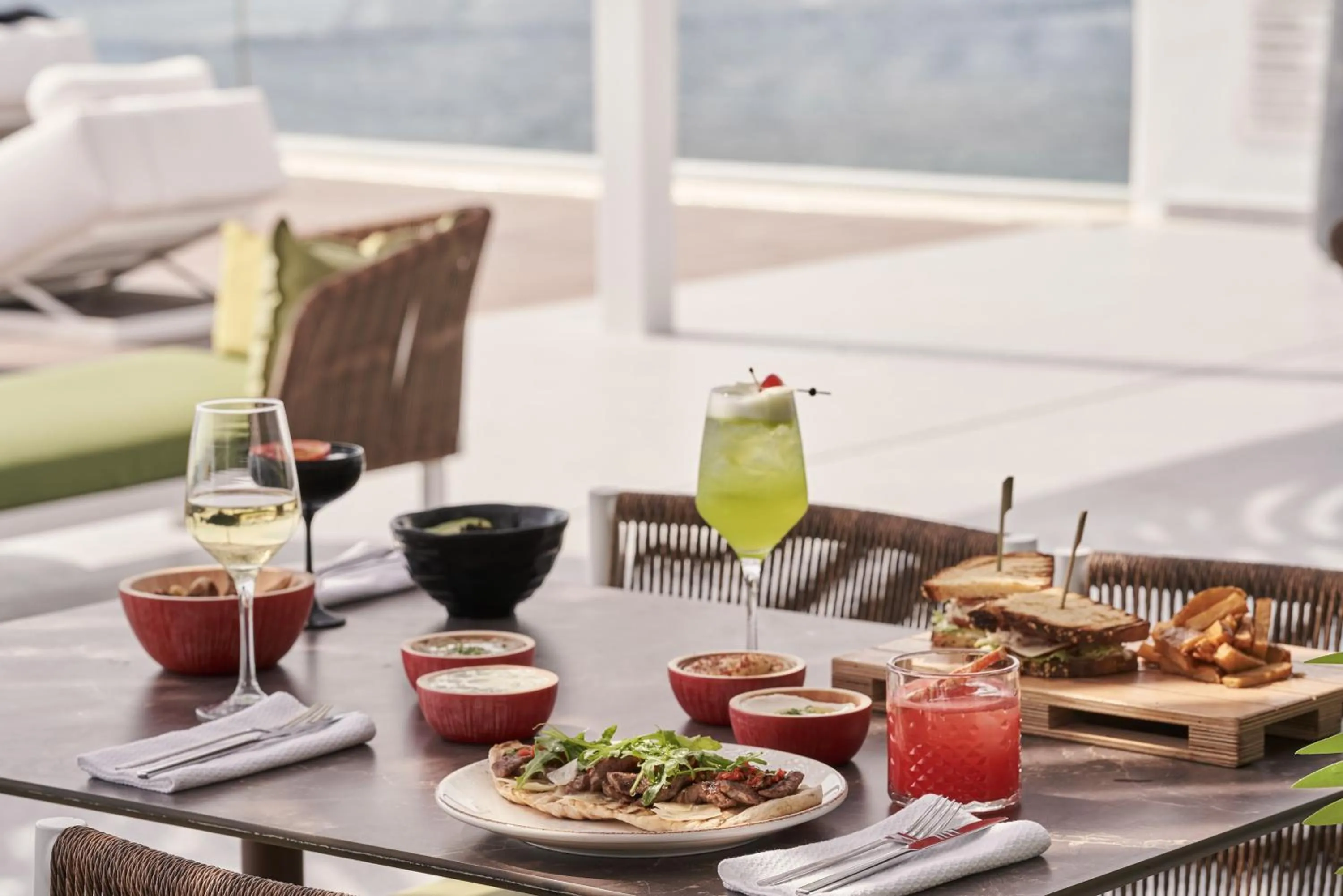 Restaurant/places to eat in Kouros Hotel & Suites