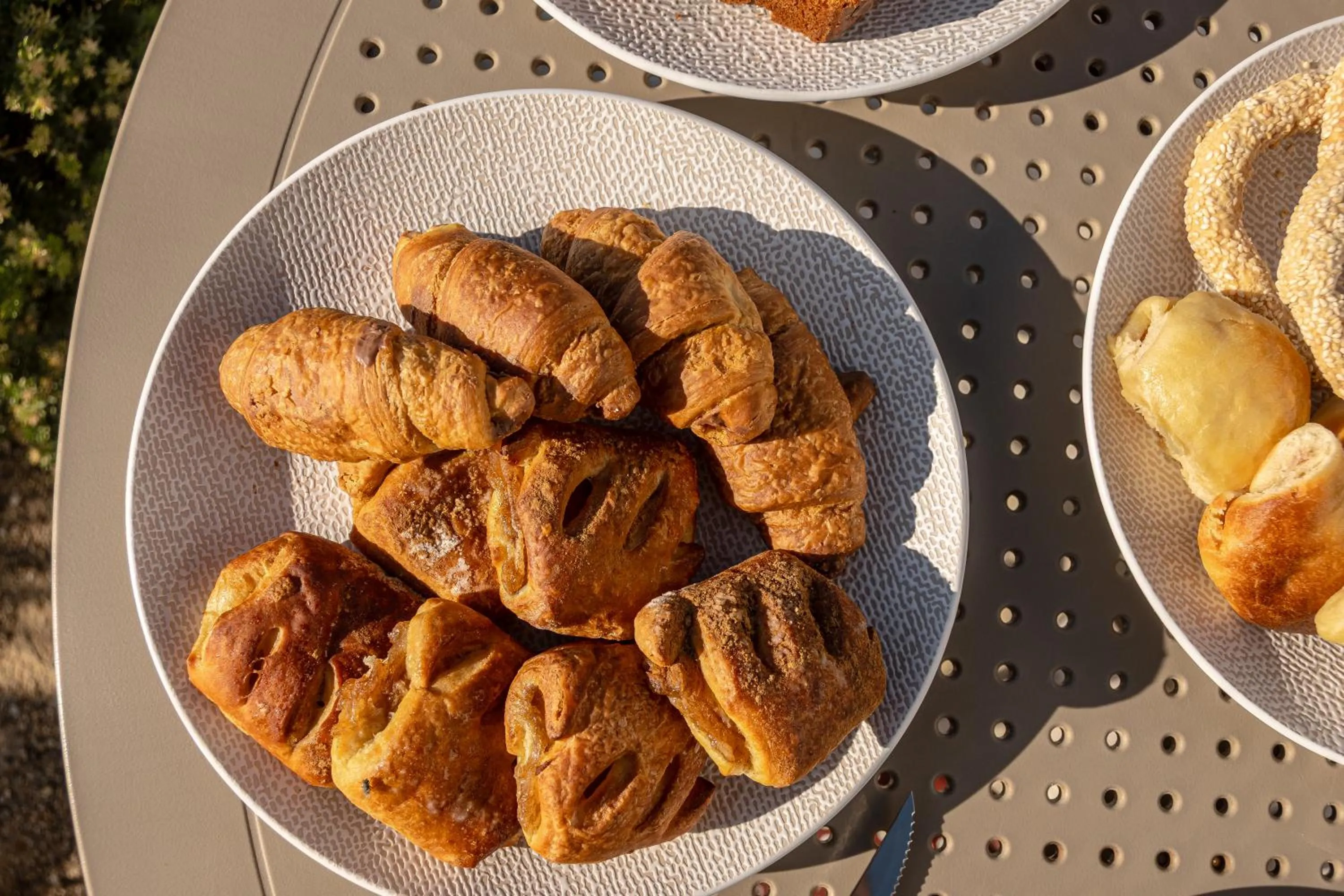 Spring in Niléa Island Living