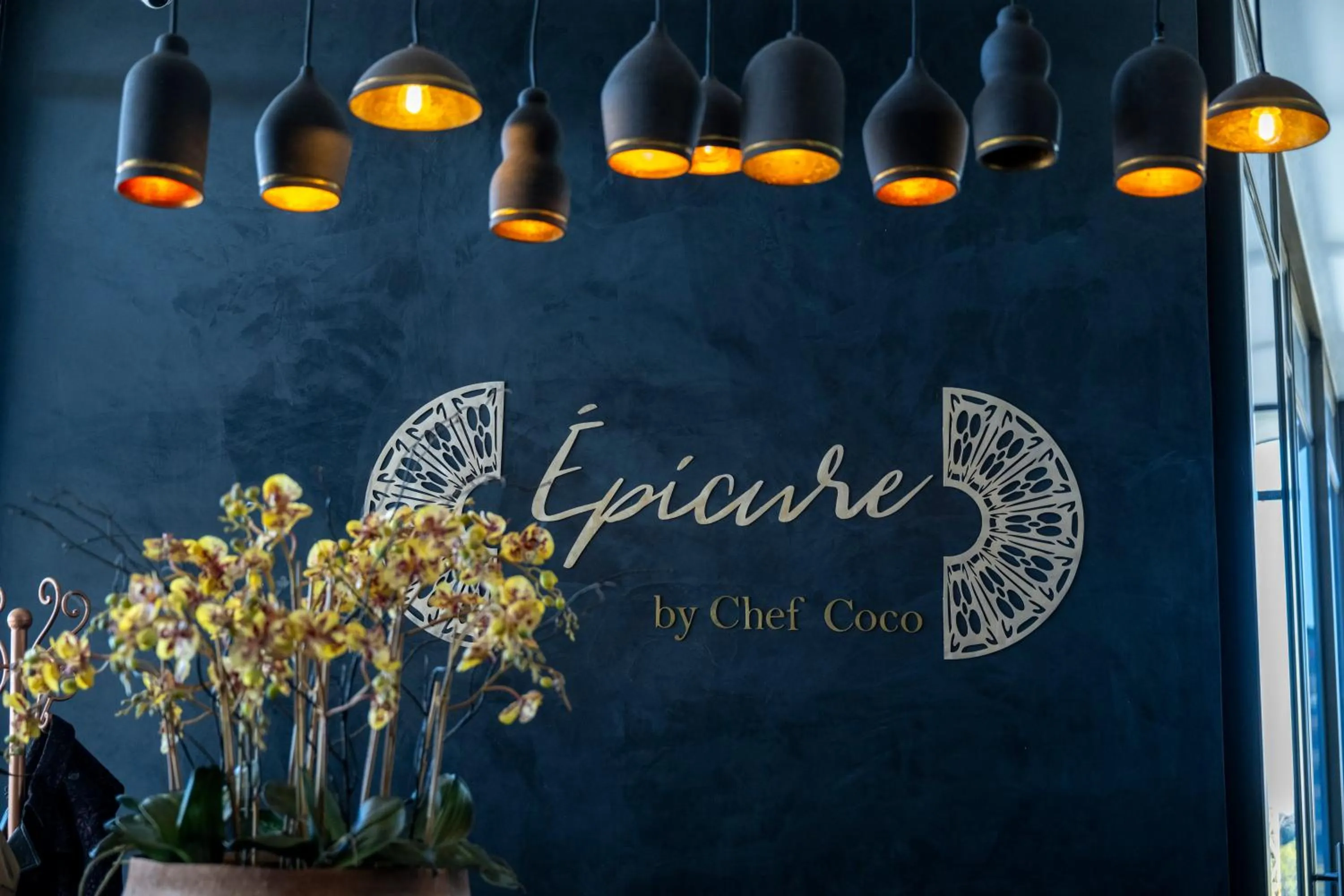 Restaurant/places to eat in One Rosebank Executive Apartment Hotel