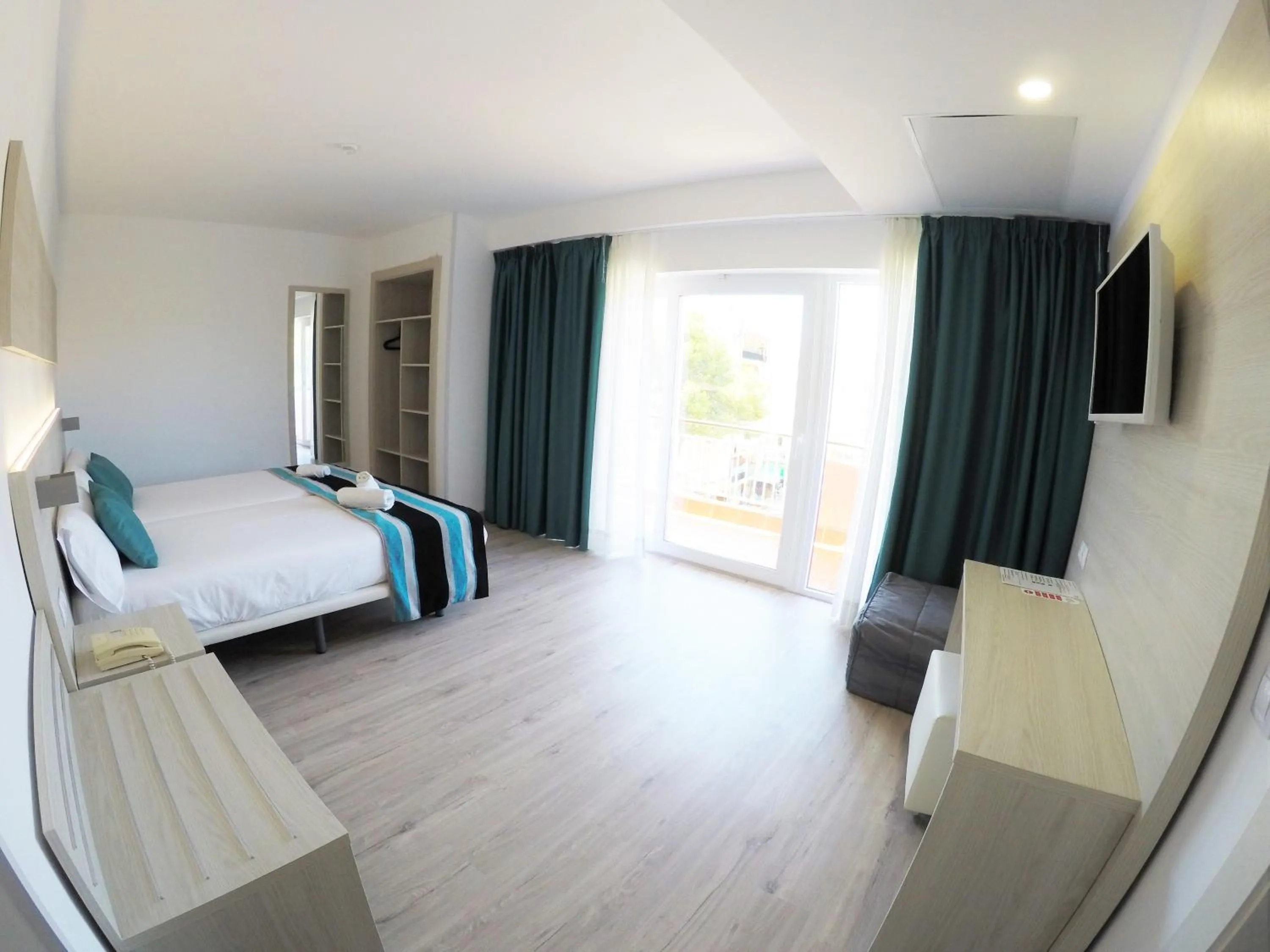 Premium Triple Room with Balcony in Welikehotel Fenix