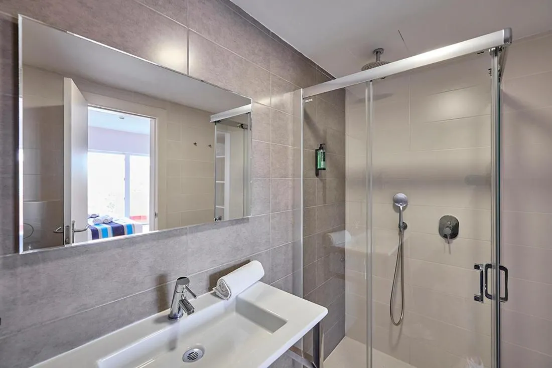 Shower in Welikehotel Fenix