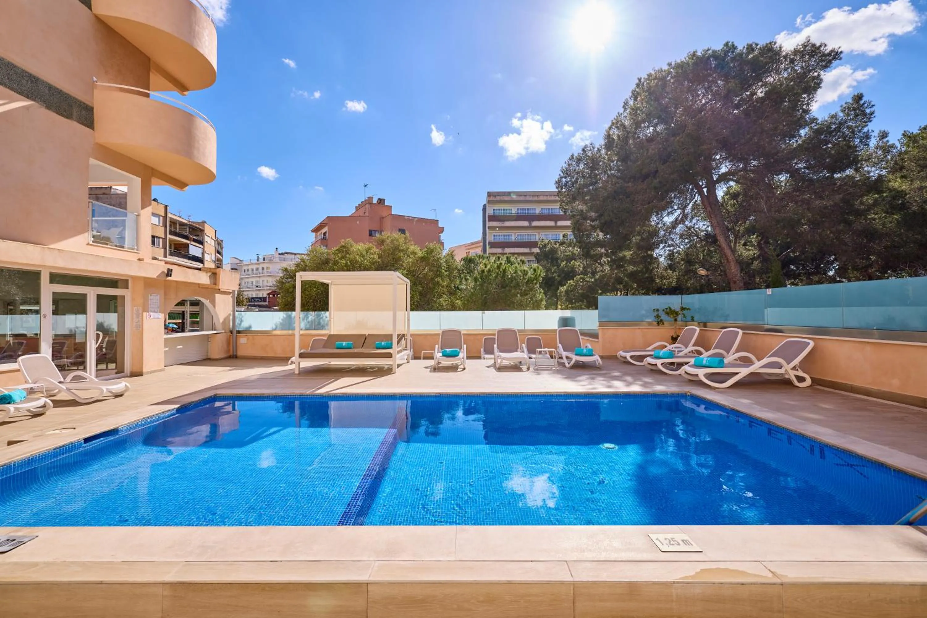 Swimming pool in Welikehotel Fenix