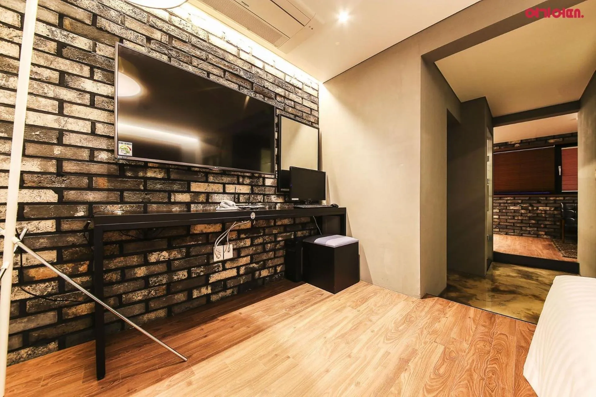 Living room in Yeongdeungpo Station New York Hotel