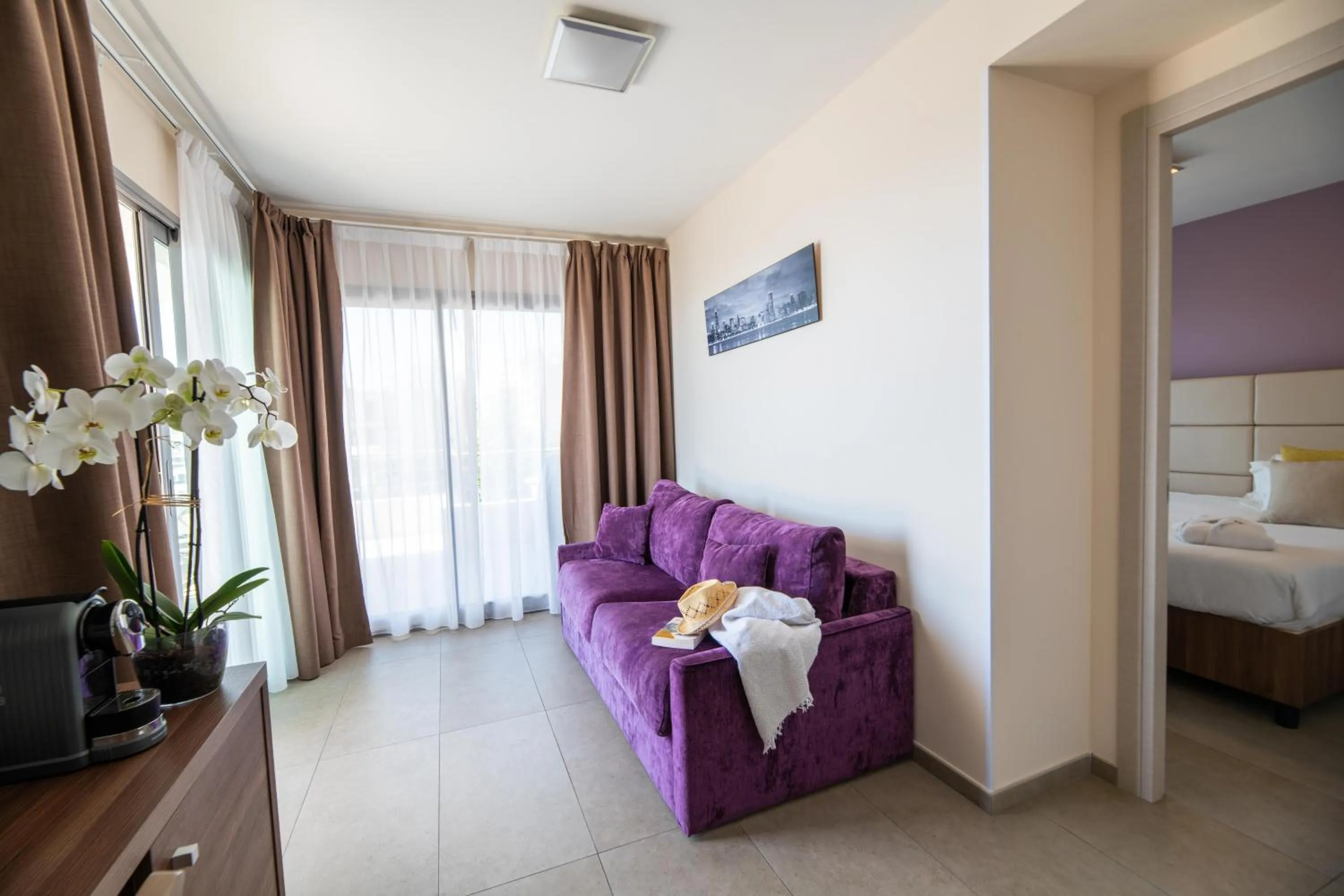 Living room, Bed in Hotel Port Toga