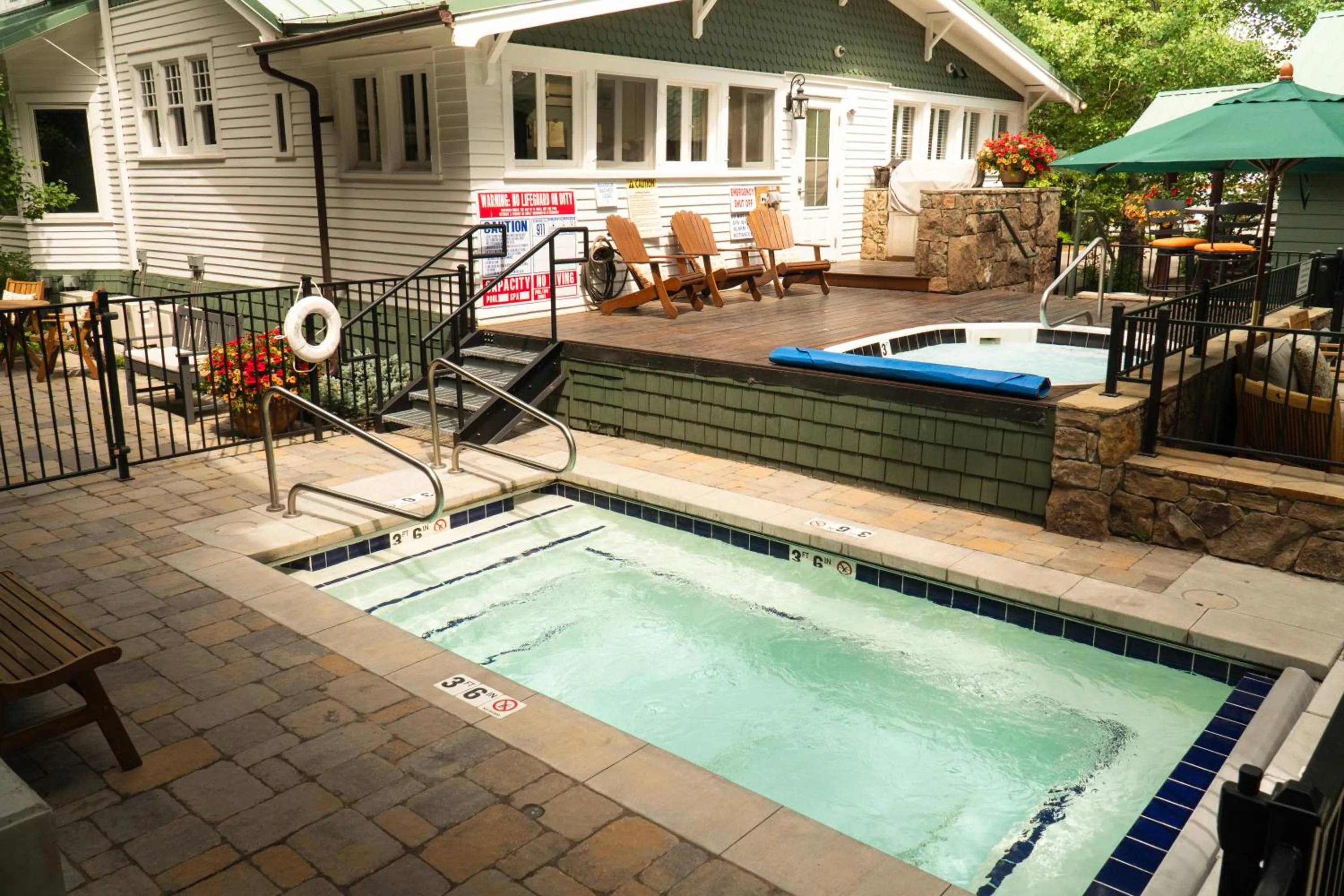 Hot Tub in Huff House Inn and Cabins