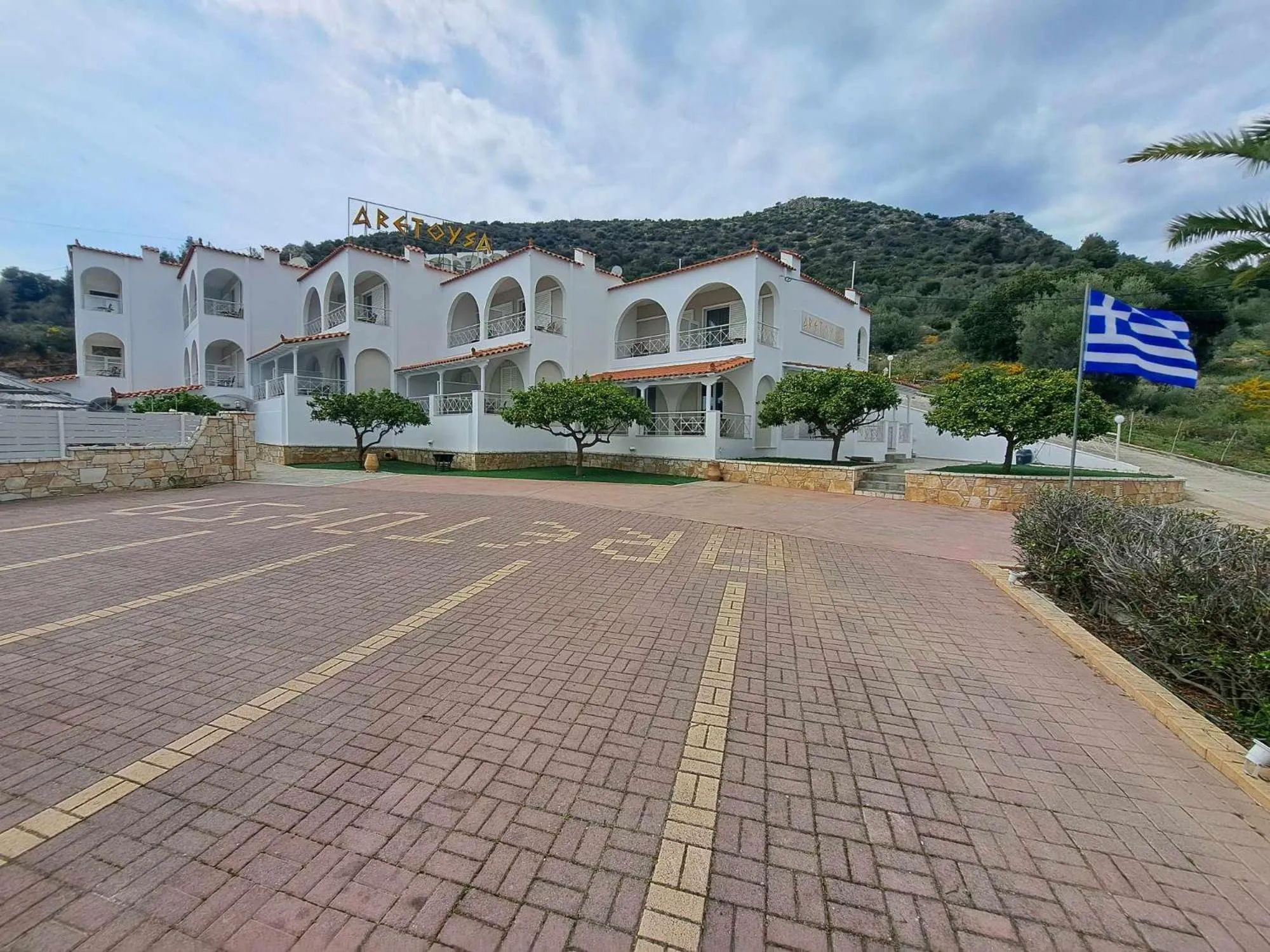 Property building in Aretousa