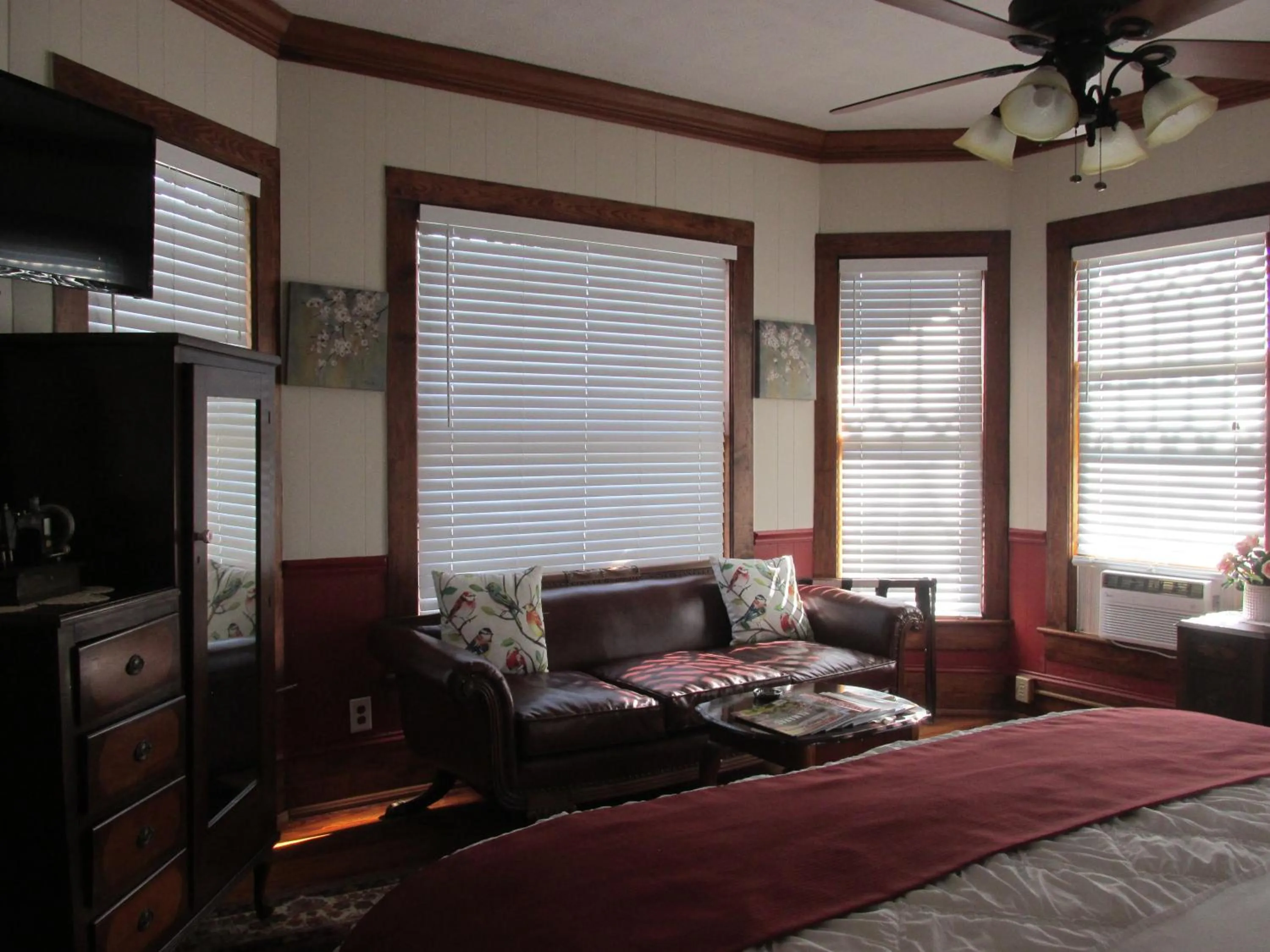 Seating area, Bed in The Charleston Inn Hendersonville NC