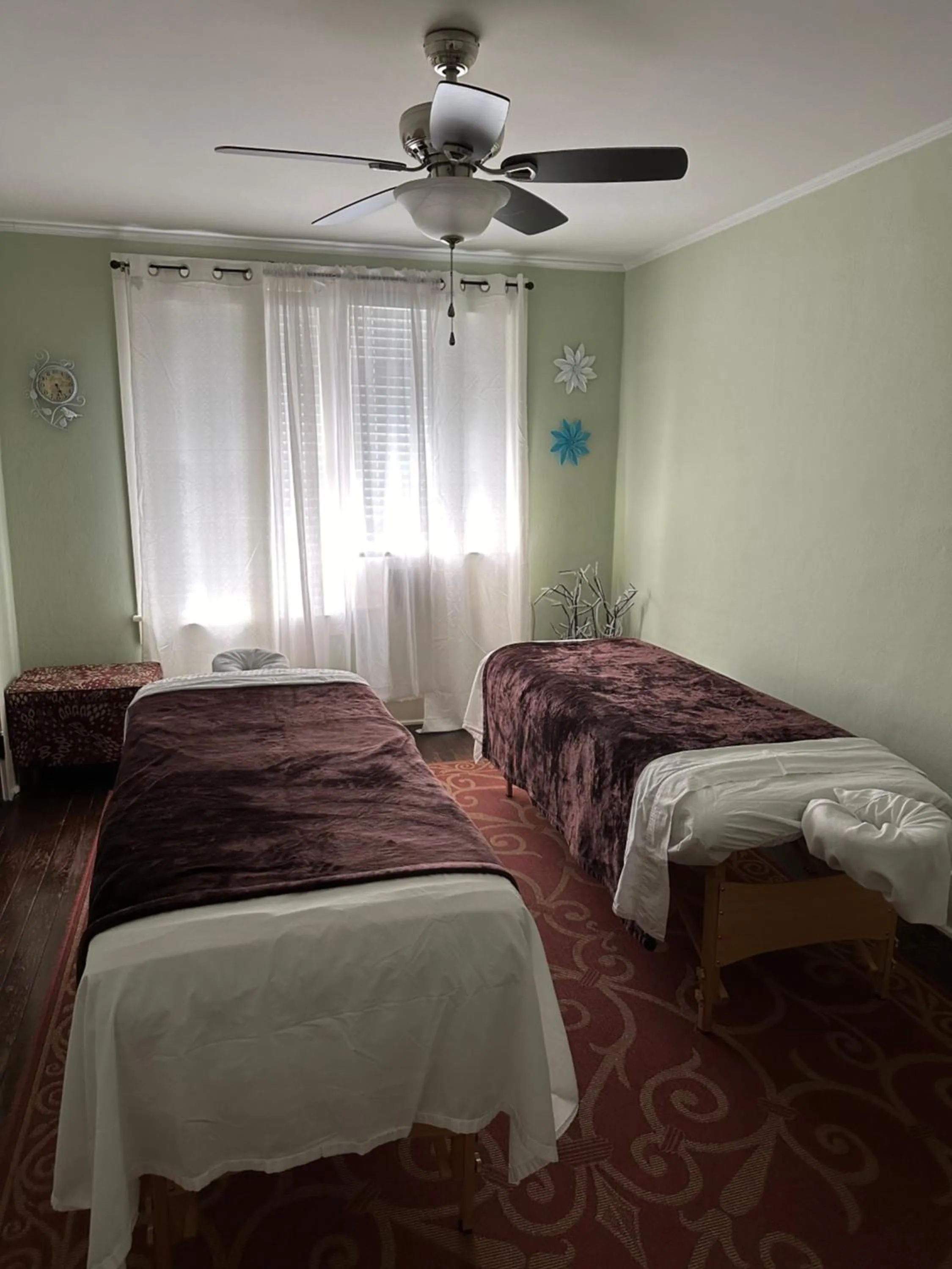 Massage, Bed in The Charleston Inn Hendersonville NC