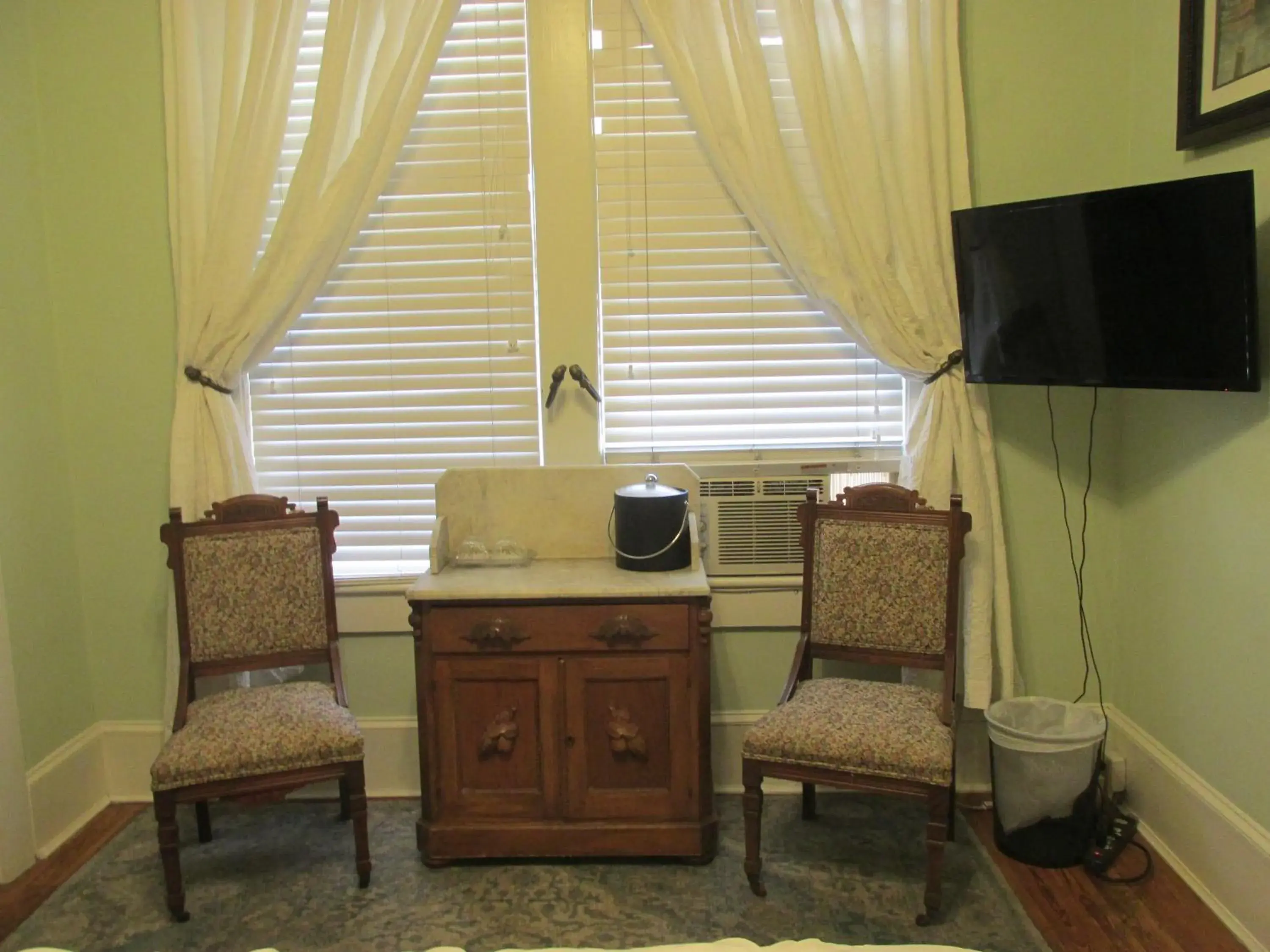 Deluxe Queen Suite in The Charleston Inn Hendersonville NC Deluxe Queen Suite in The Charleston Inn Hendersonville NC