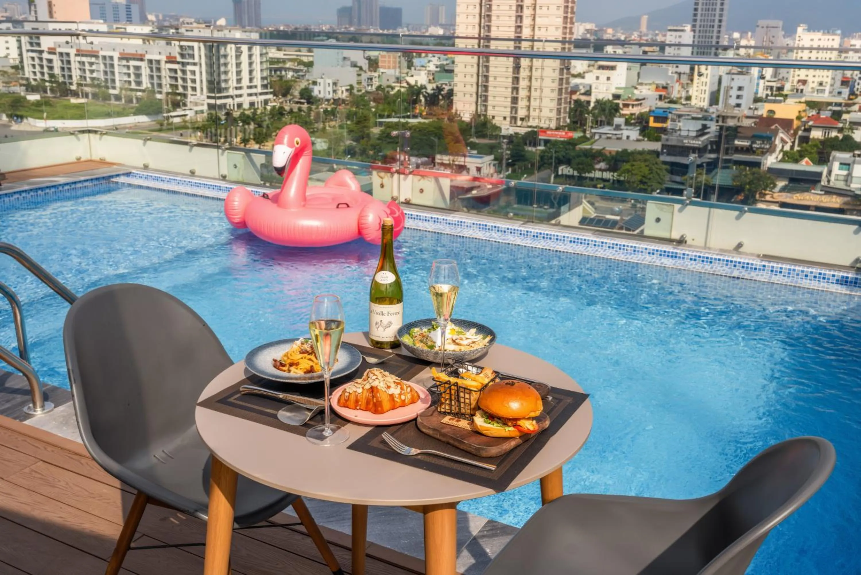 Restaurant/places to eat in Amber Bay Hotel & Suites Da Nang