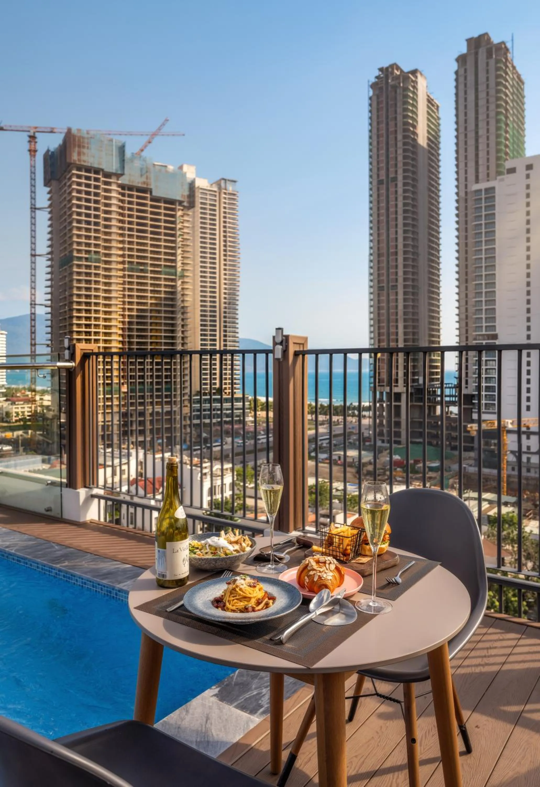 Restaurant/places to eat in Amber Bay Hotel & Suites Da Nang