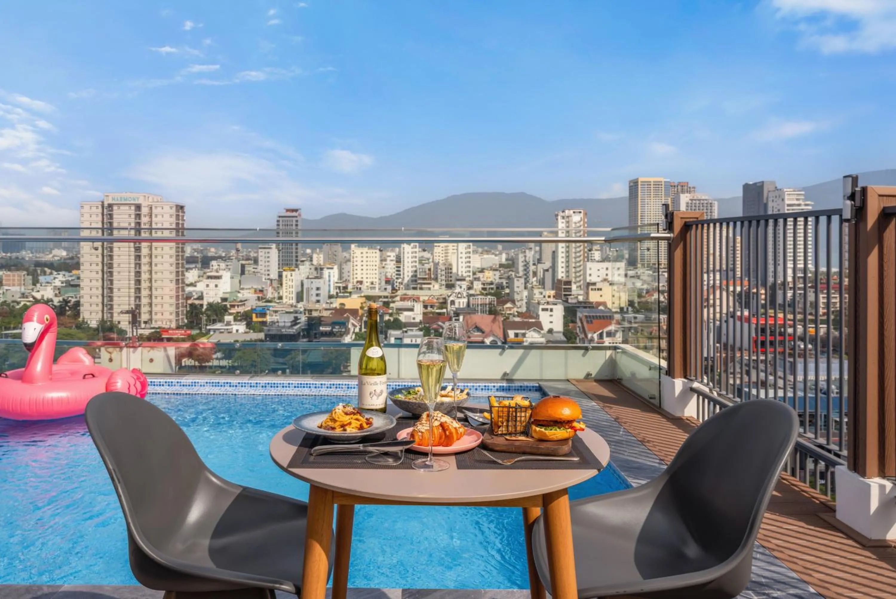 Restaurant/places to eat in Amber Bay Hotel & Suites Da Nang