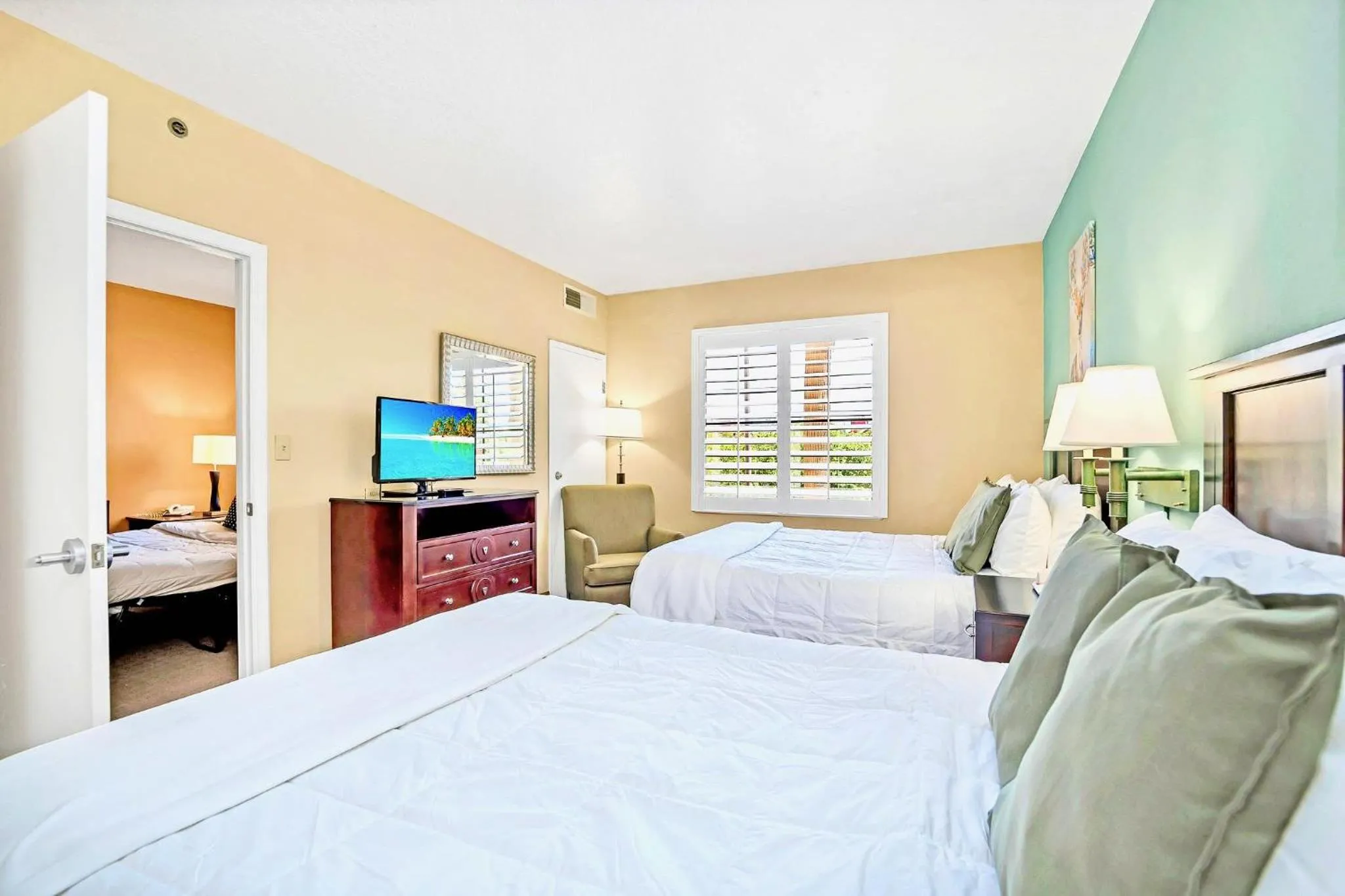 Comfortable Suite Near Disney w Pool and Hot Tub