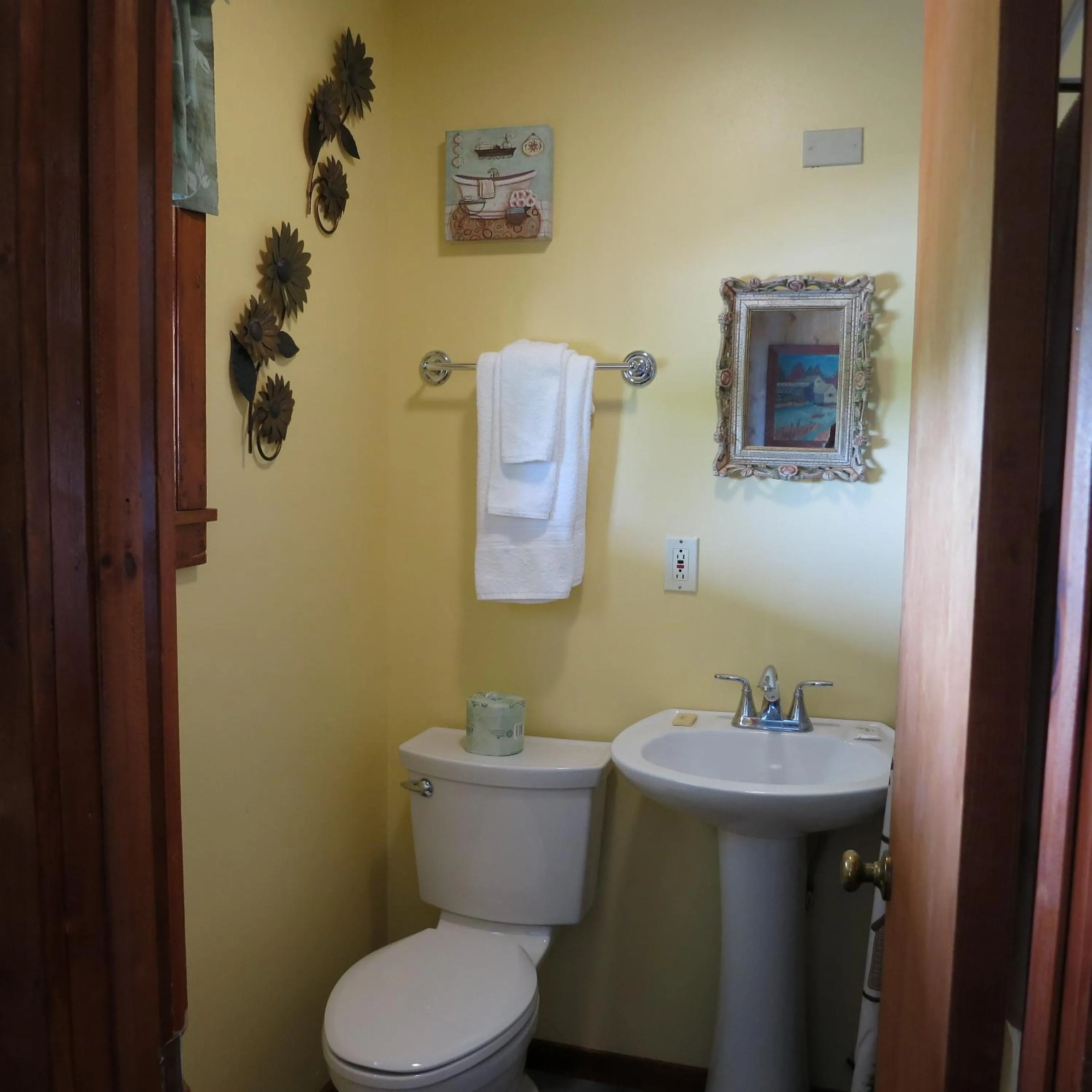Toilet in The Austin Inn