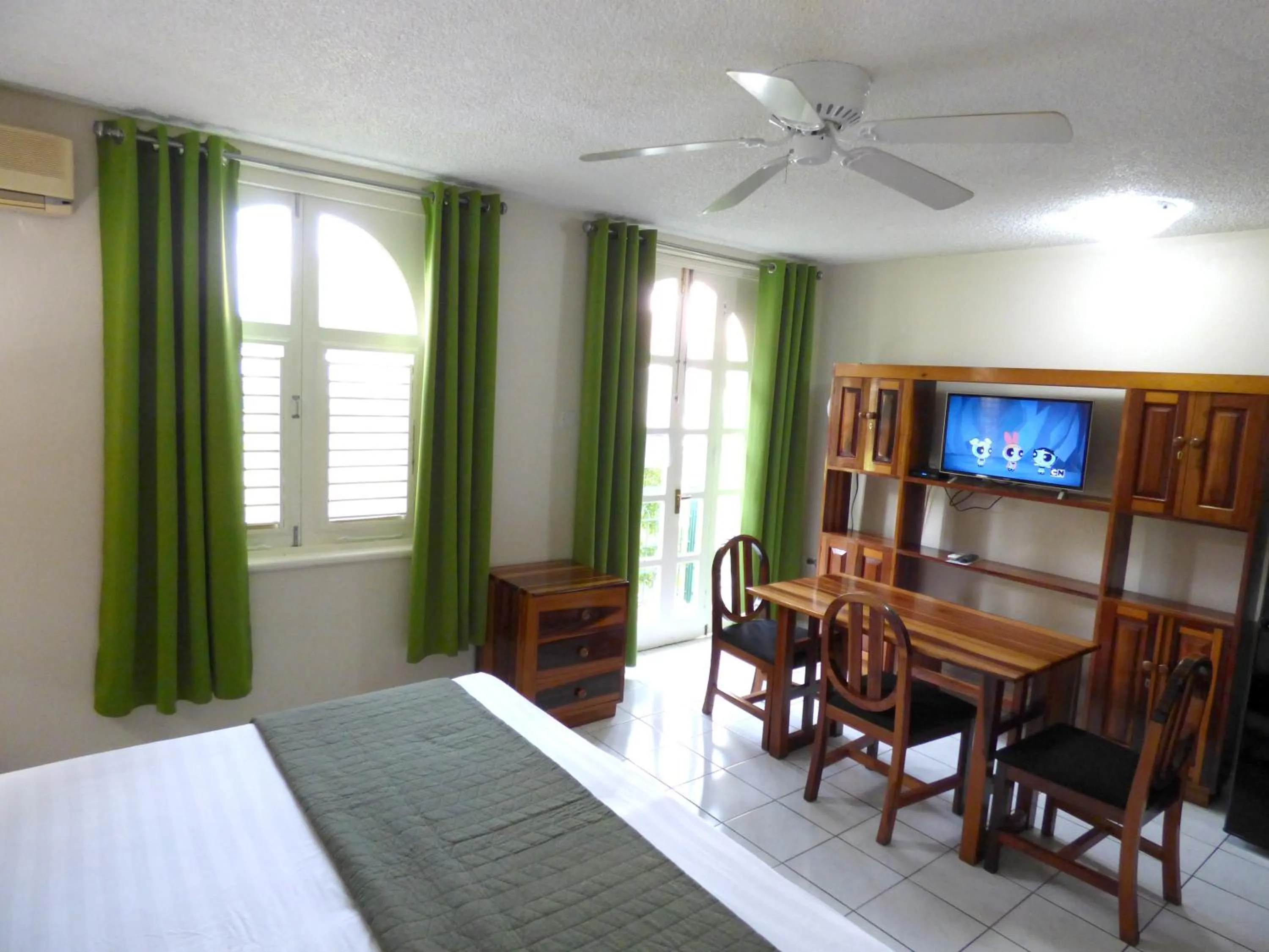 TV and multimedia, Bed in Beach Studio 6