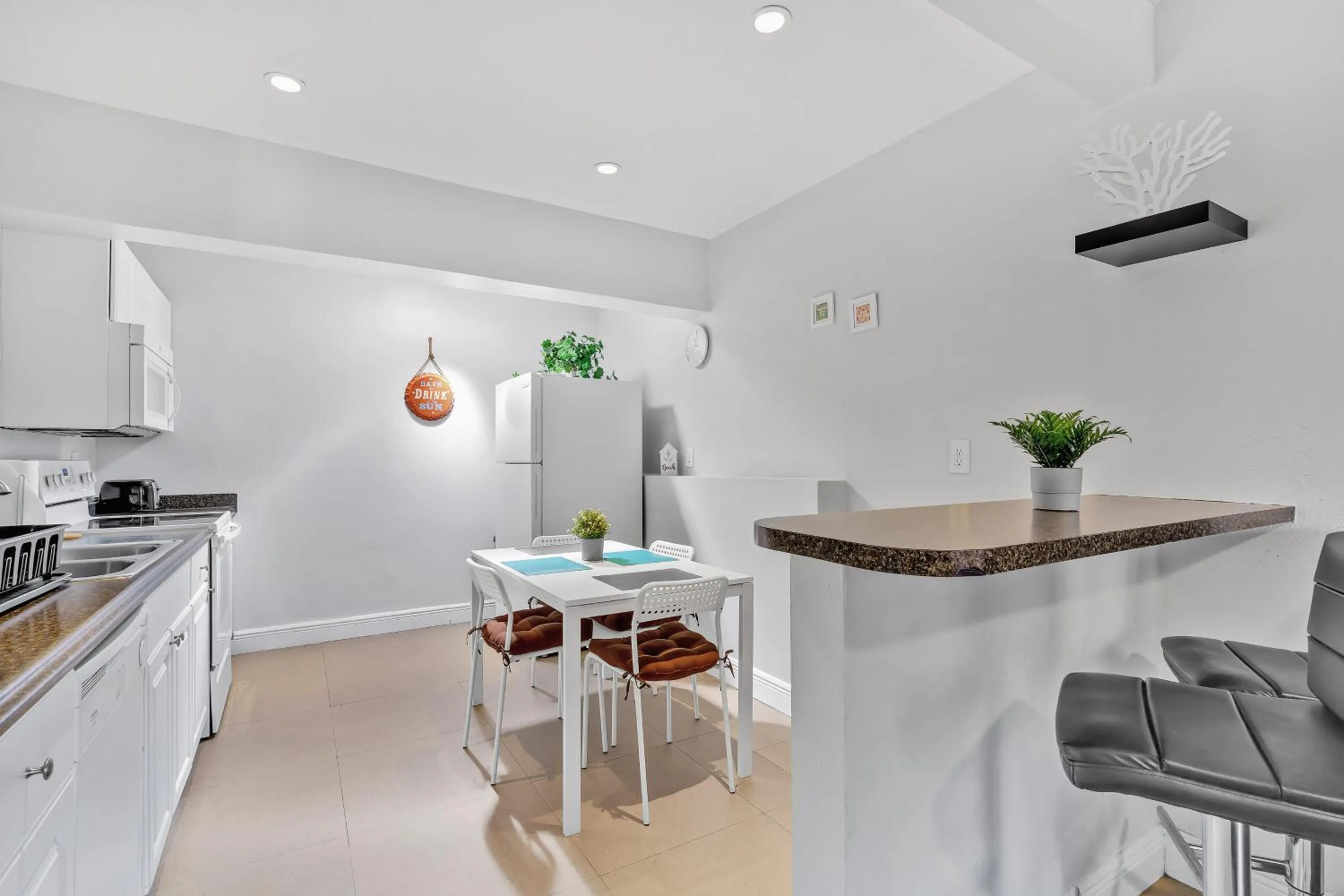 Dining area in The Blue House Fort Lauderdale Airport/Cruise