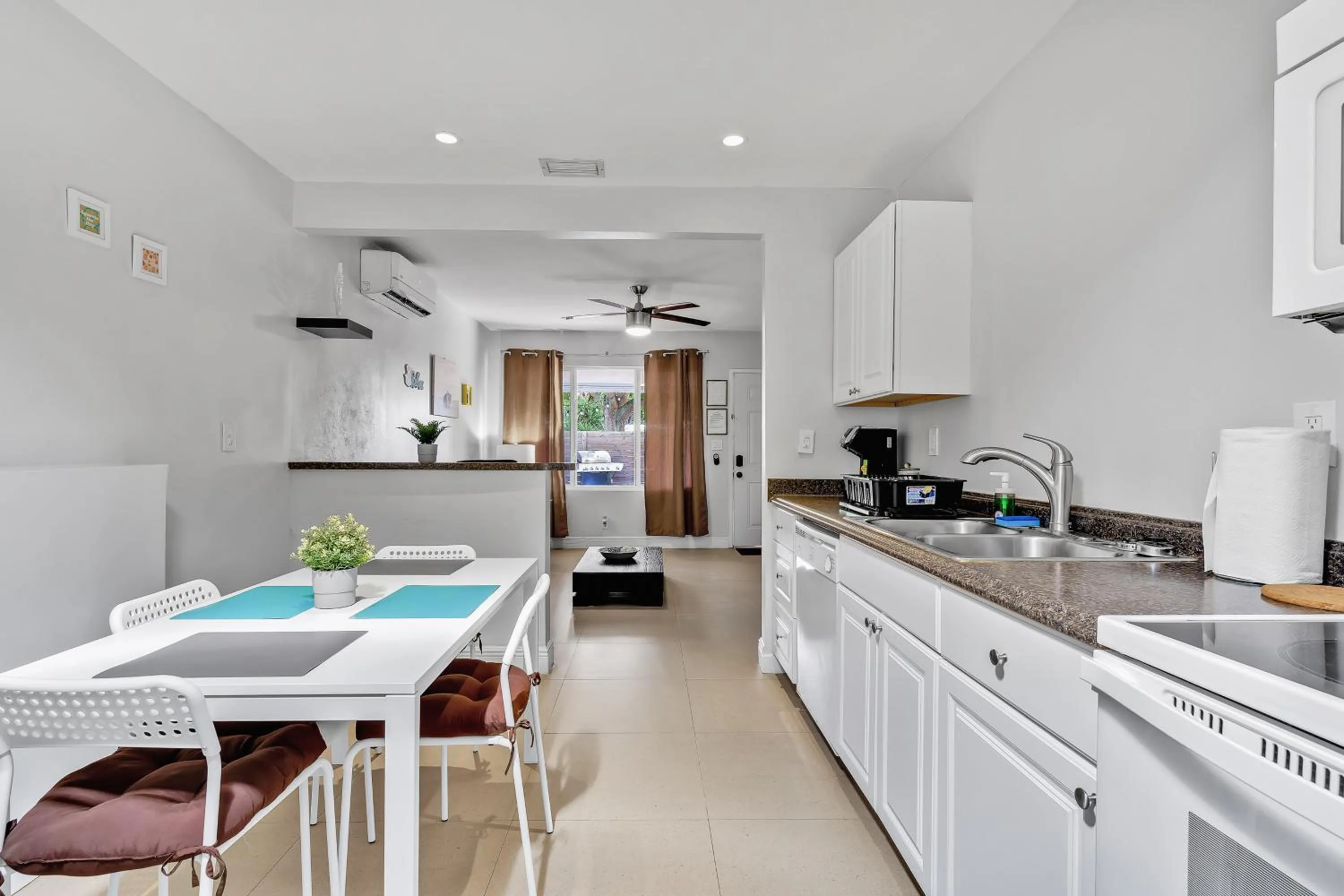 Photo of the whole room in The Blue House Fort Lauderdale Airport/Cruise