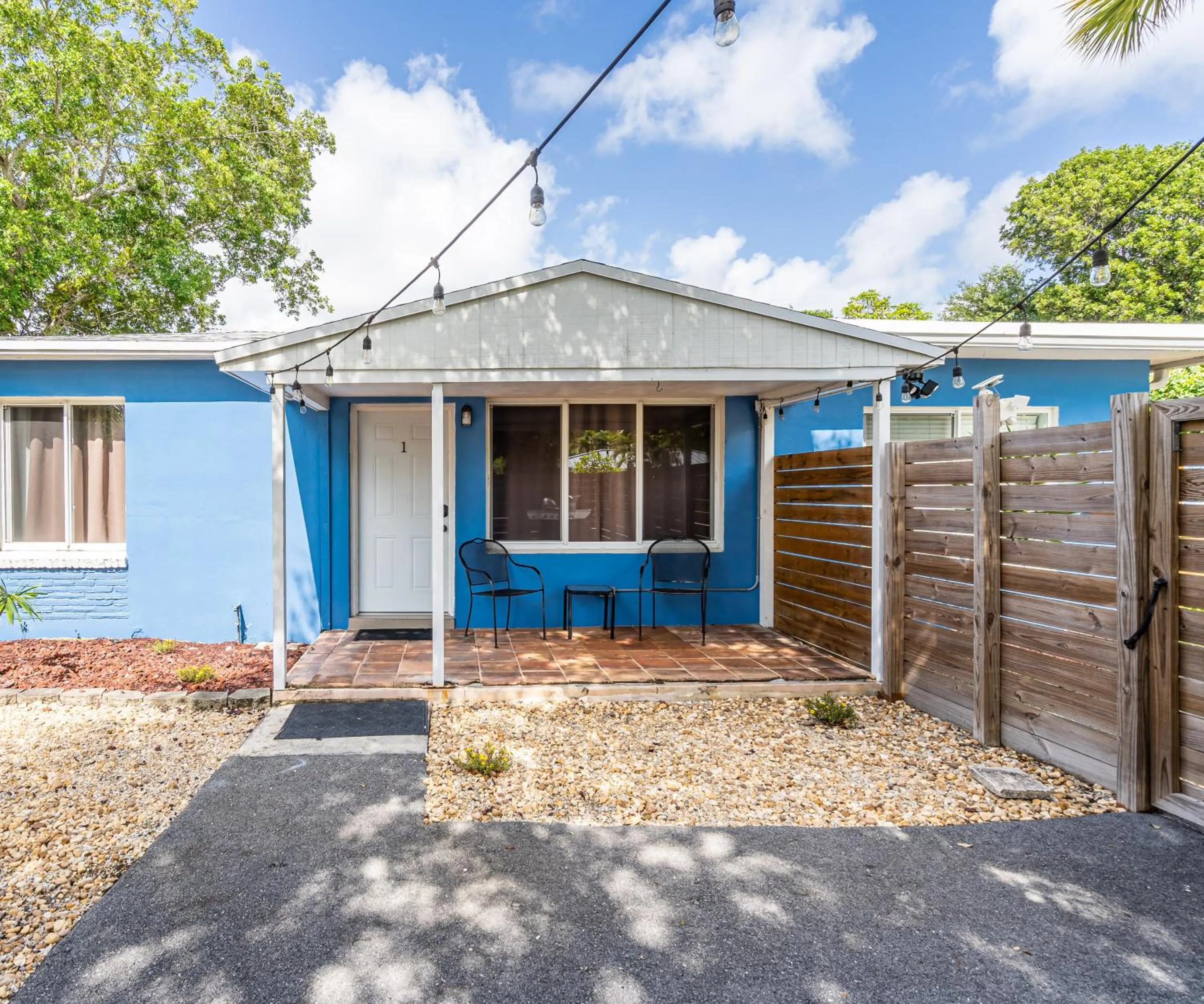 Facade/entrance in The Blue House Fort Lauderdale Airport/Cruise