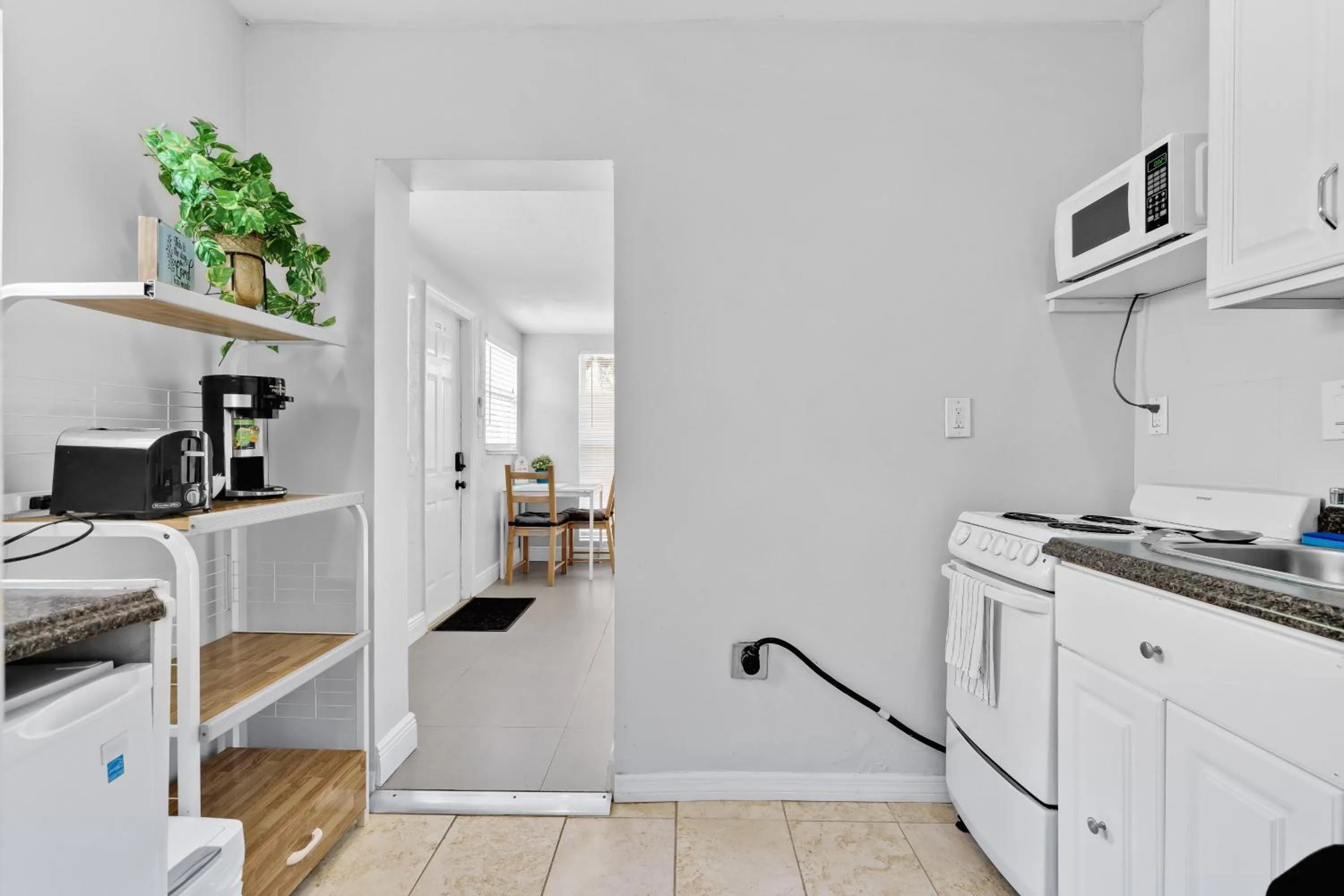 Kitchen or kitchenette in The Blue House Fort Lauderdale Airport/Cruise