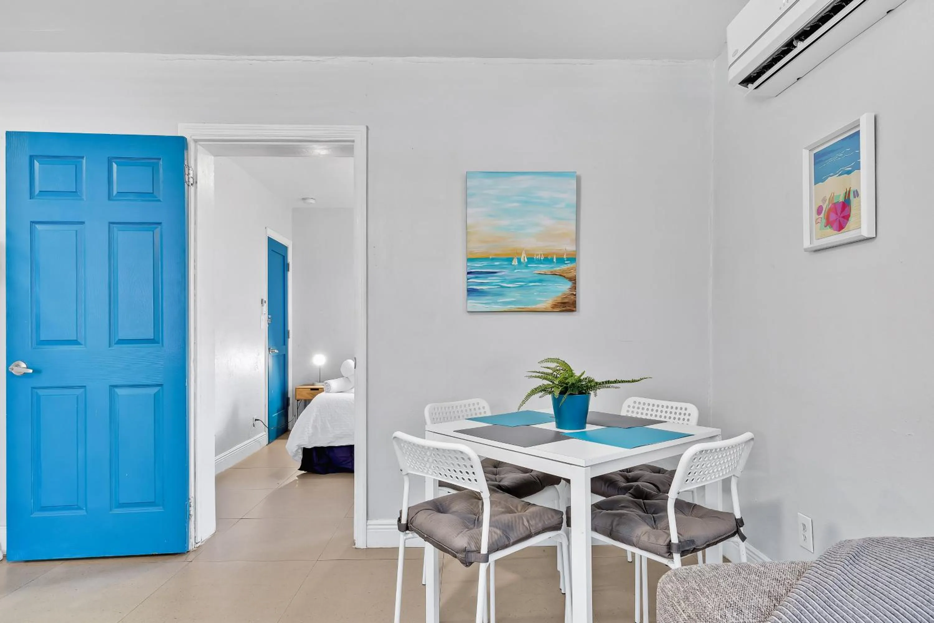 Dining area in The Blue House Fort Lauderdale Airport/Cruise