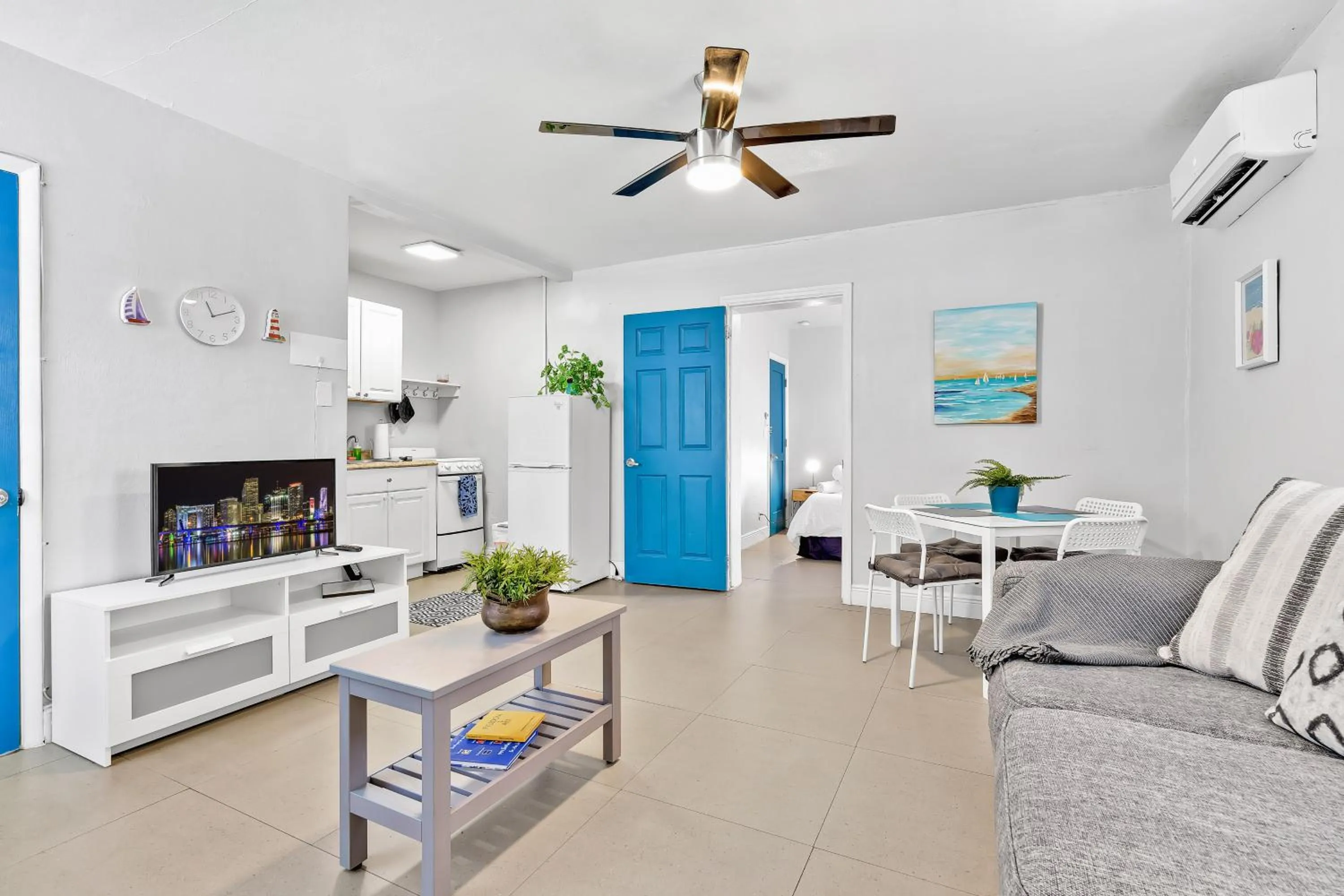Living room in The Blue House Fort Lauderdale Airport/Cruise