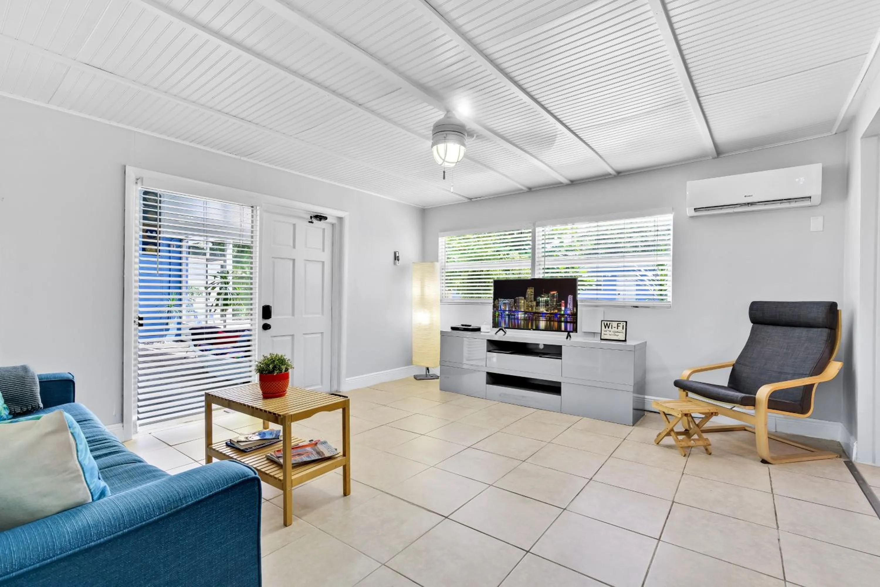 Living room in The Blue House Fort Lauderdale Airport/Cruise