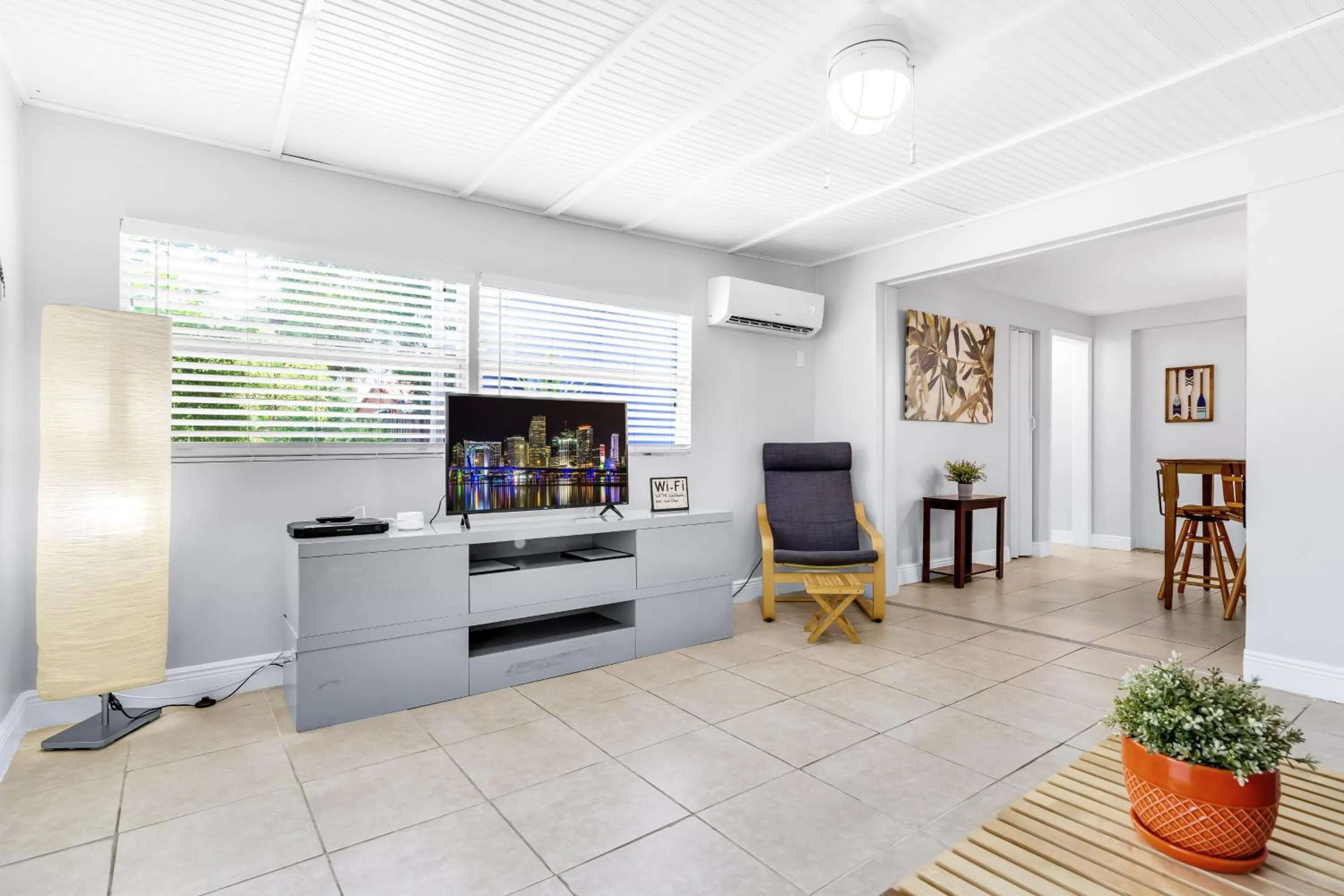 TV and multimedia in The Blue House Fort Lauderdale Airport/Cruise