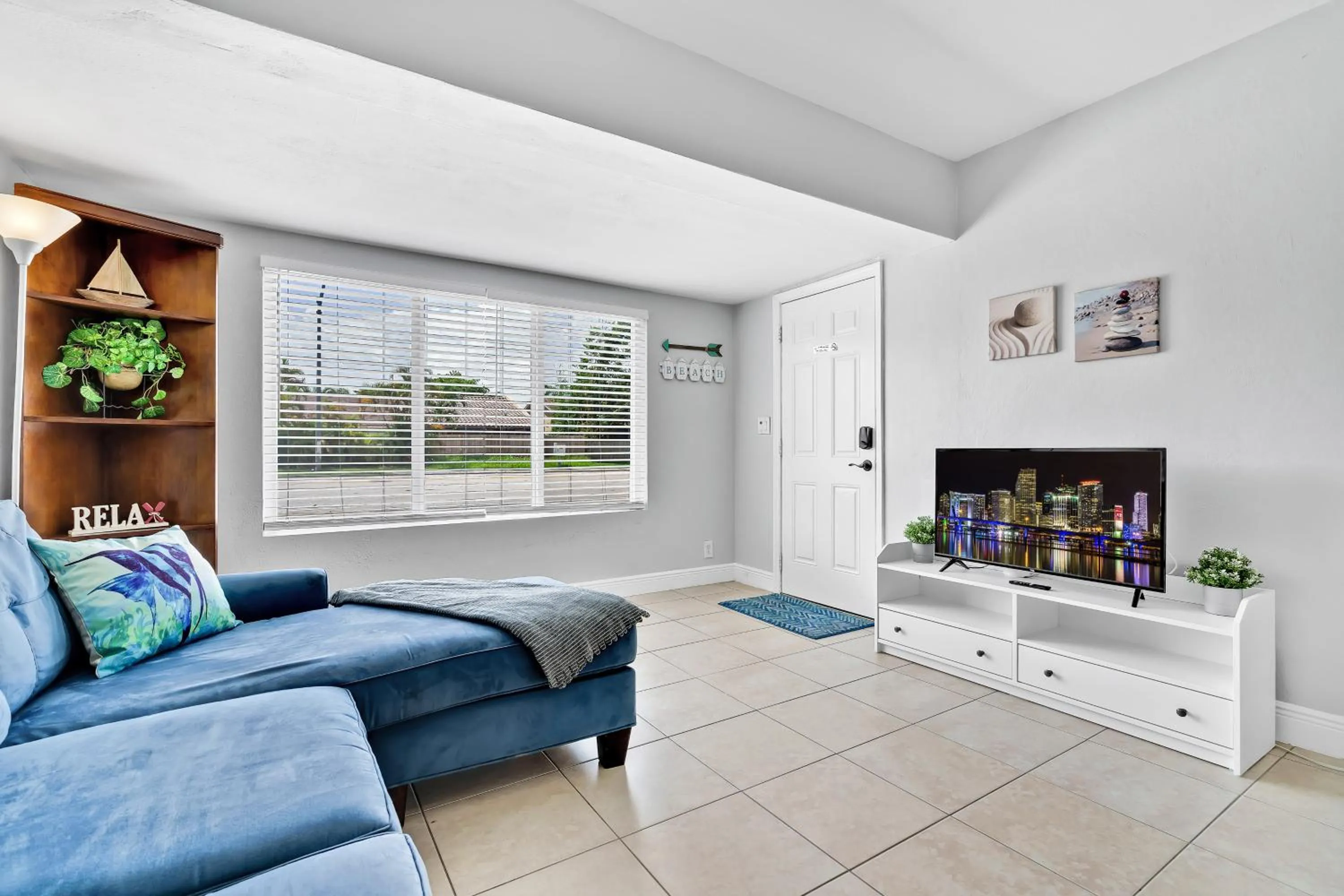 Living room in The Blue House Fort Lauderdale Airport/Cruise