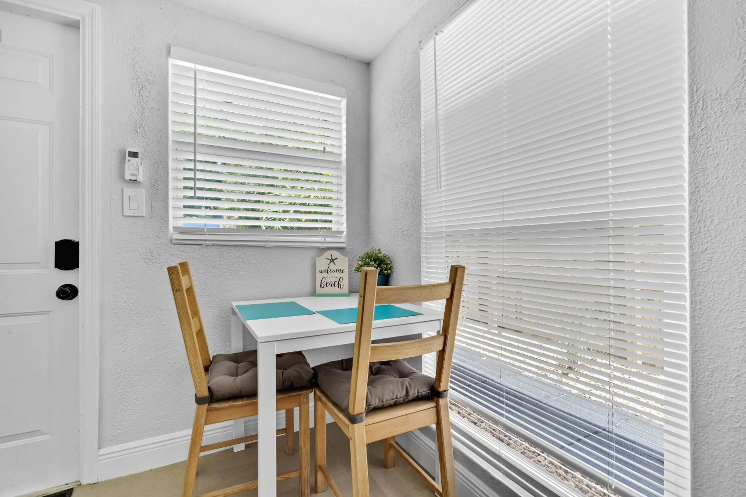 Dining area in The Blue House Fort Lauderdale Airport/Cruise