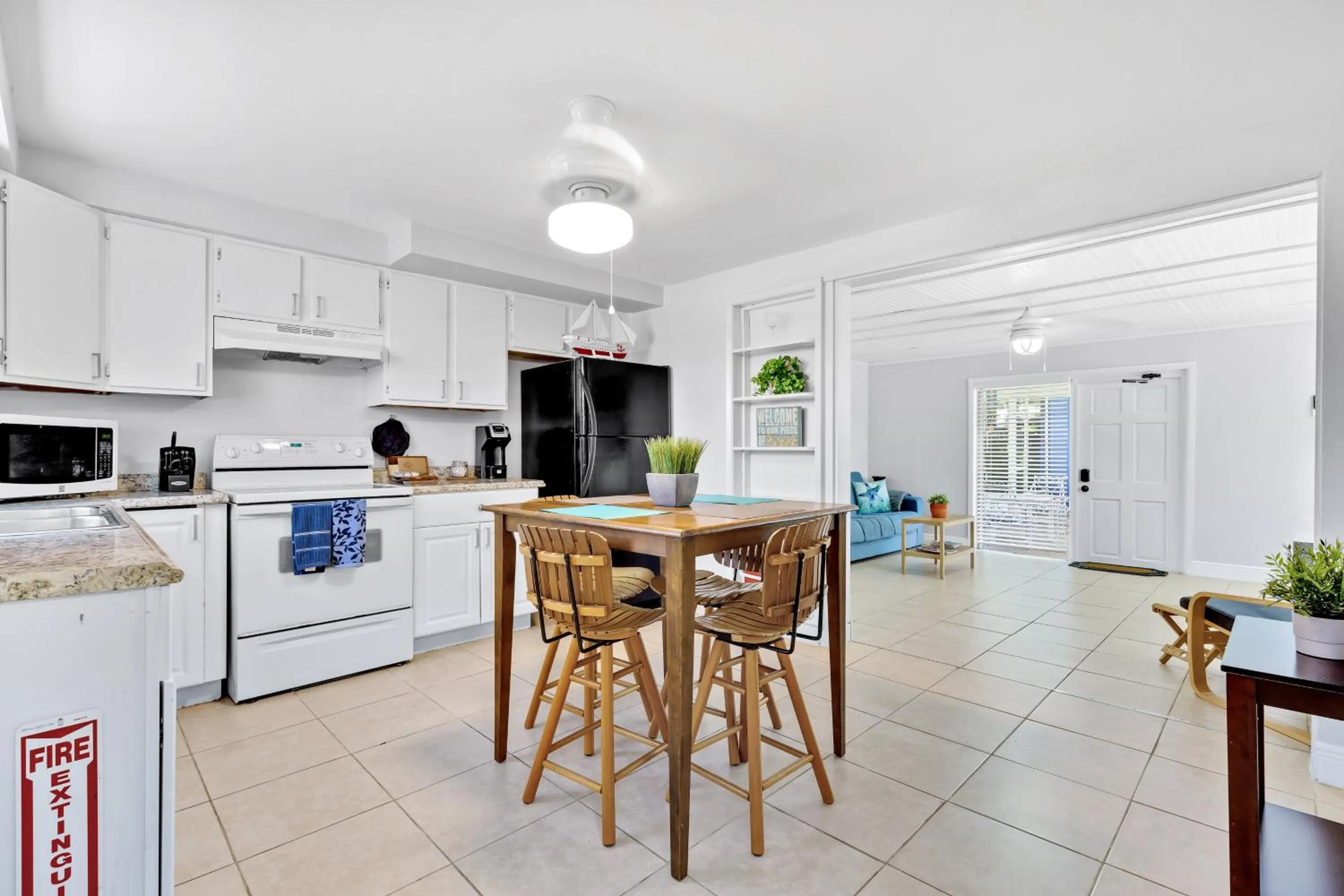 Kitchen or kitchenette in The Blue House Fort Lauderdale Airport/Cruise