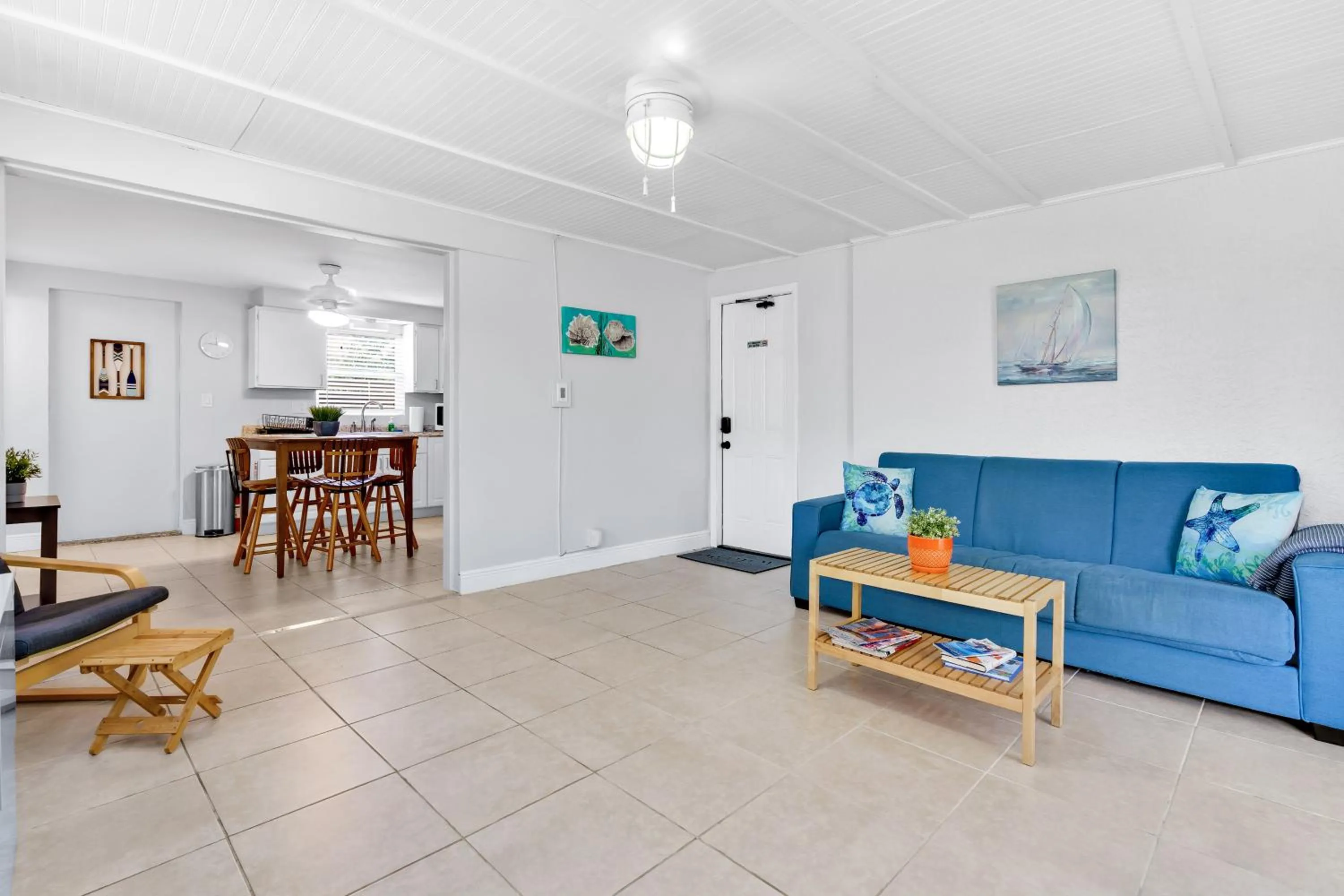 Living room in The Blue House Fort Lauderdale Airport/Cruise