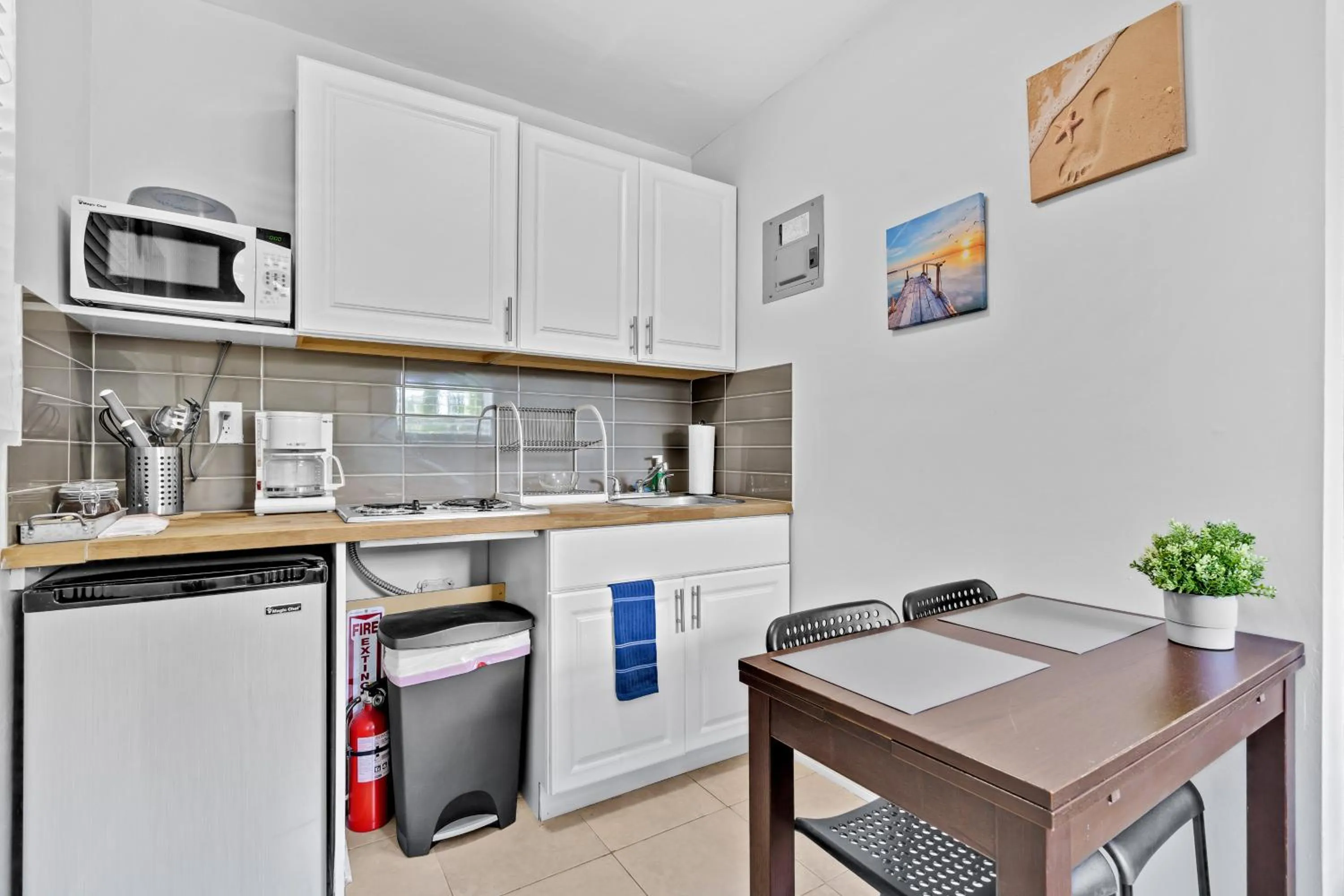 Kitchen or kitchenette in The Blue House Fort Lauderdale Airport/Cruise