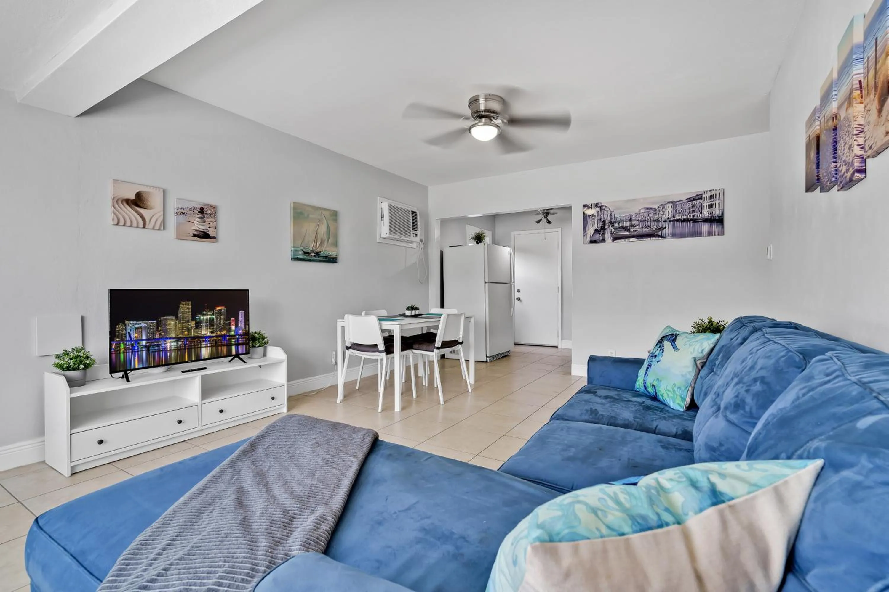 Living room in The Blue House Fort Lauderdale Airport/Cruise