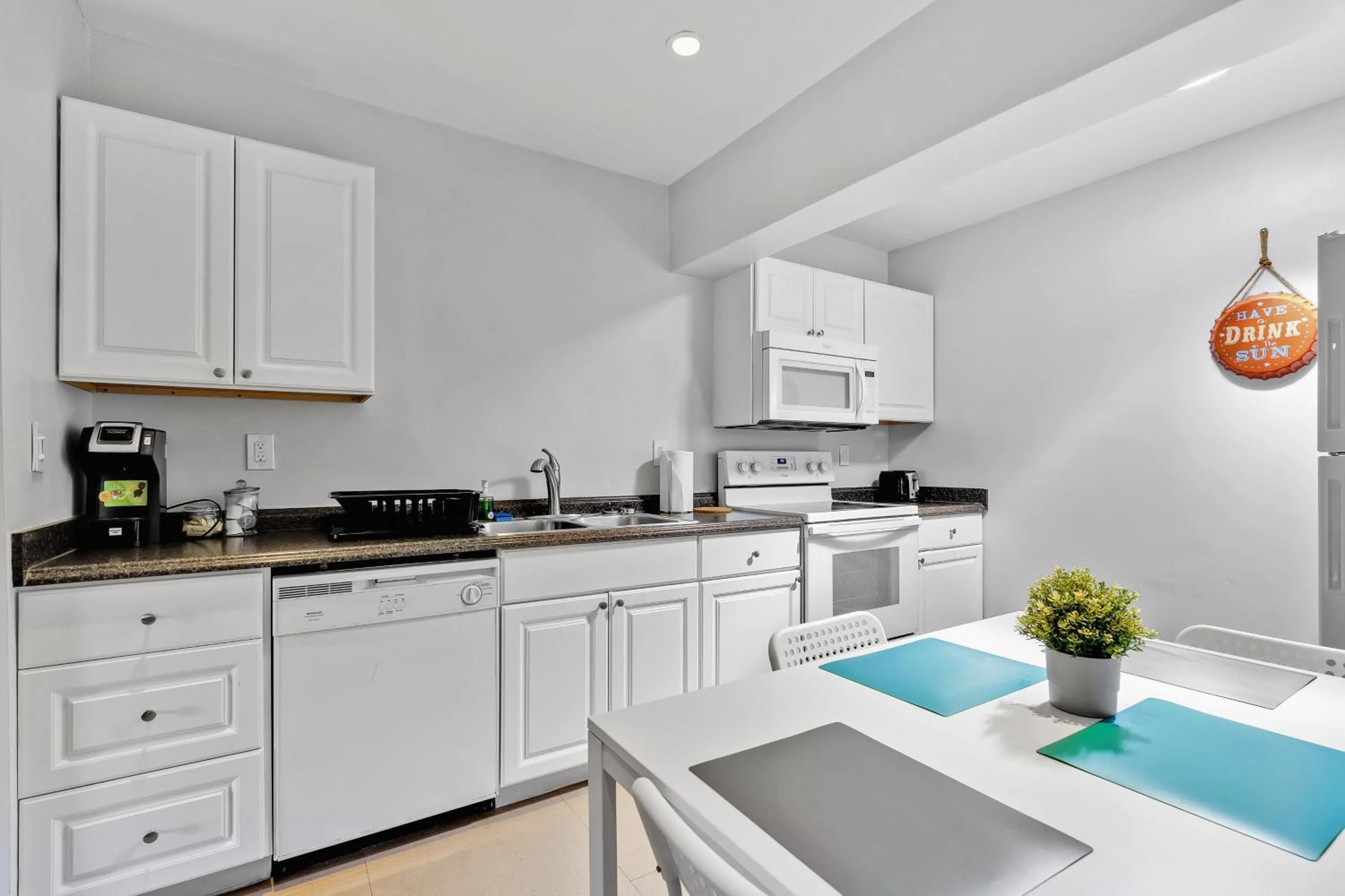 Kitchen or kitchenette in The Blue House Fort Lauderdale Airport/Cruise