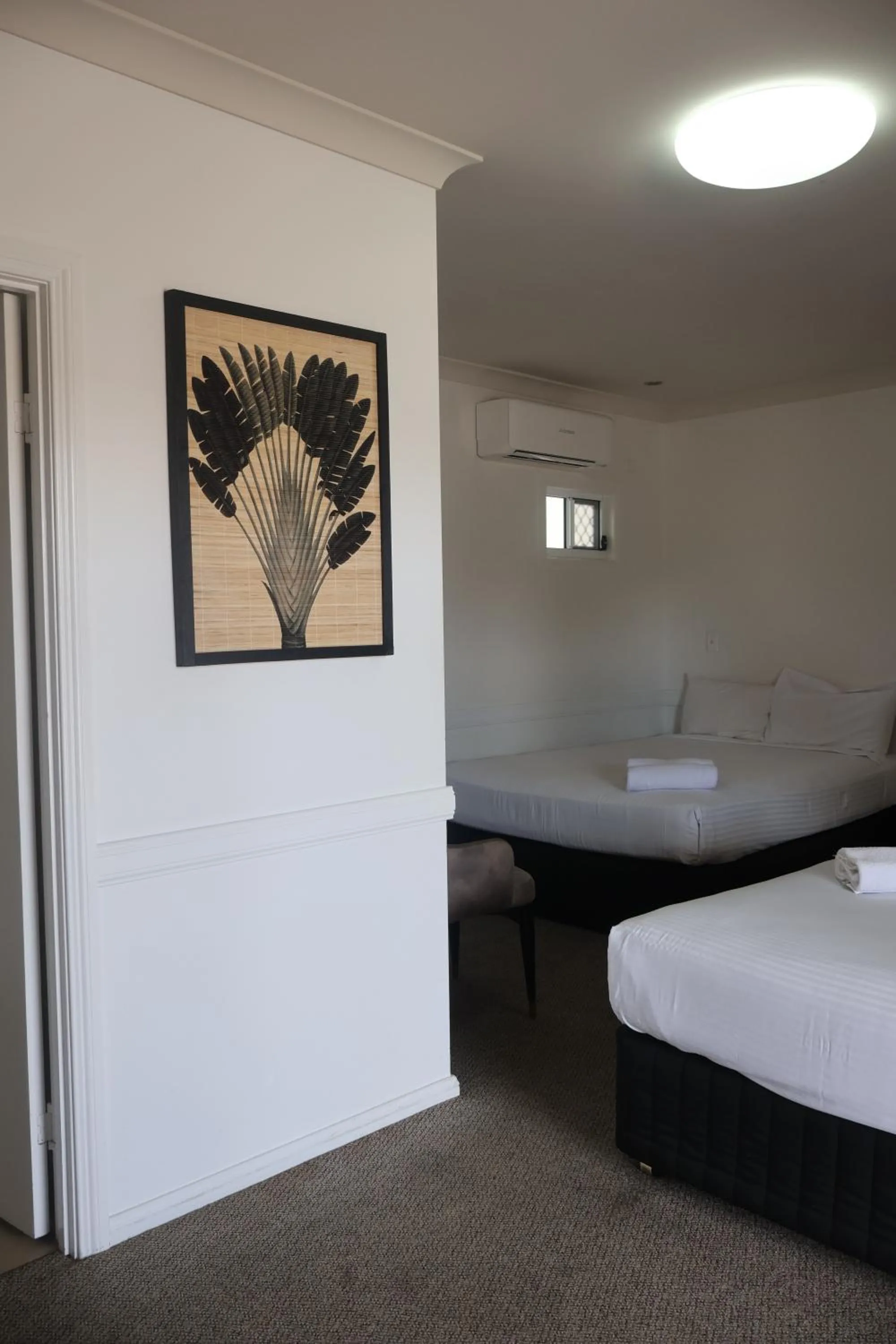 Bedroom, Bed in Park Avenue Hotel Motel