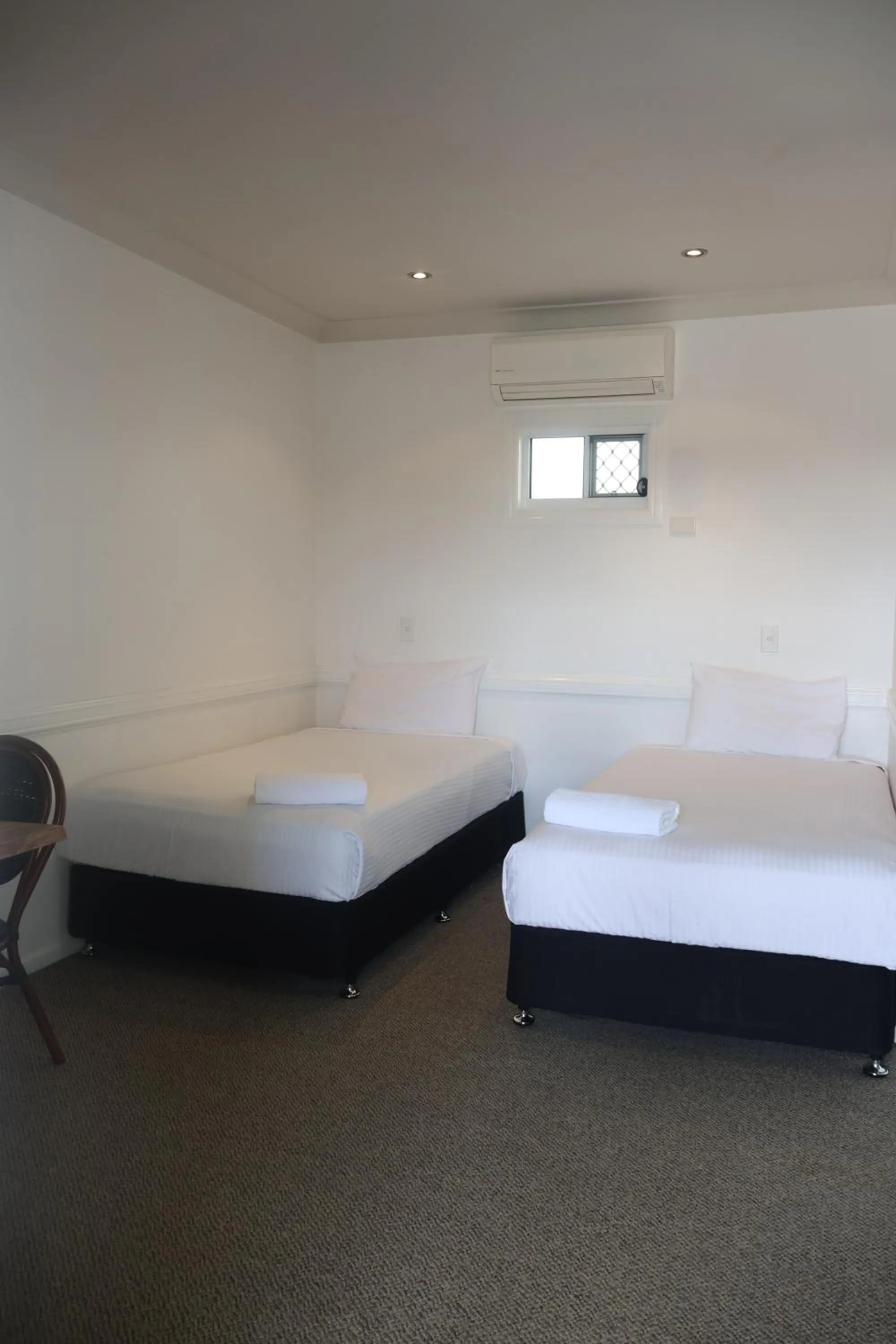 Bed in Park Avenue Hotel Motel