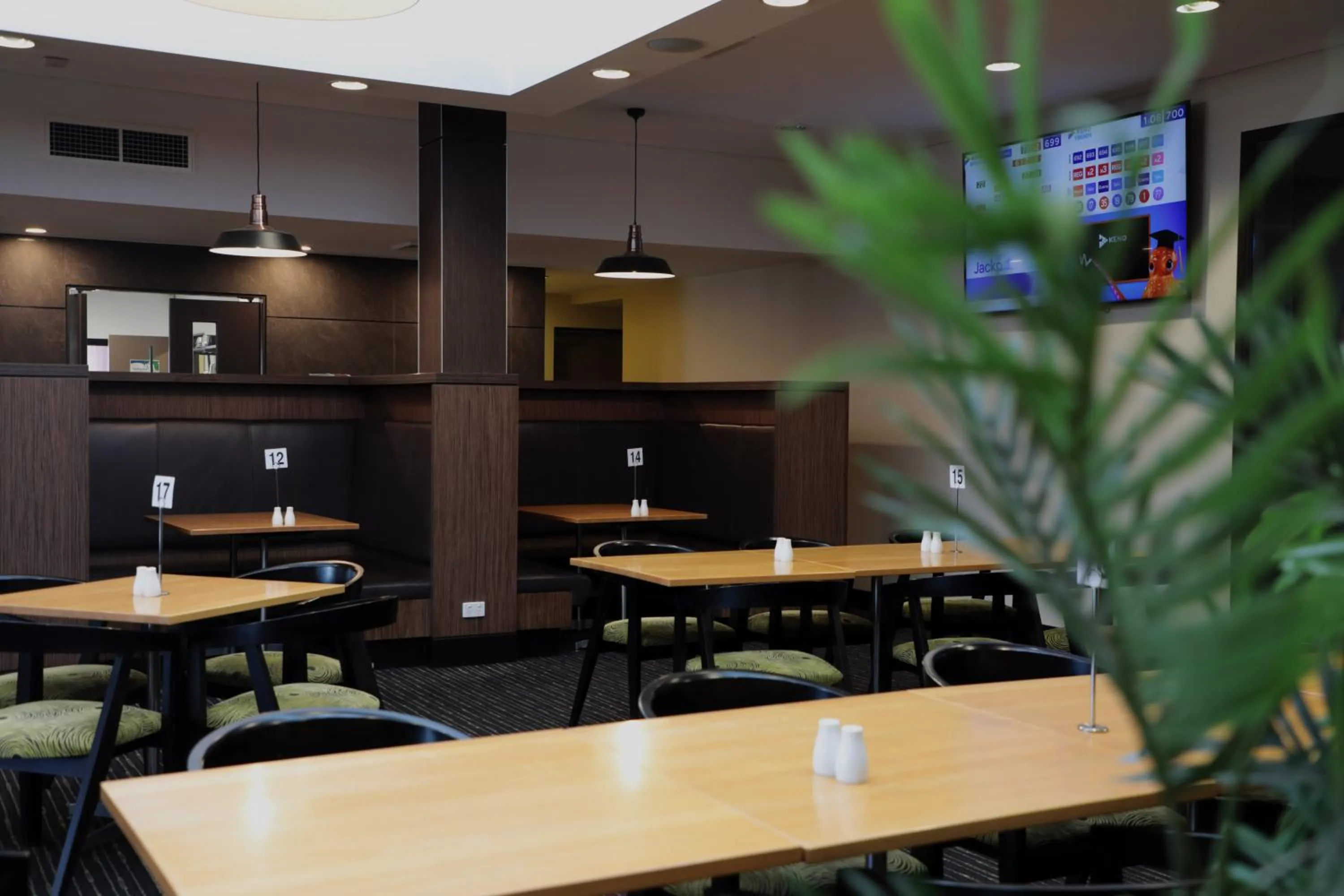 Restaurant/places to eat in Park Avenue Hotel Motel