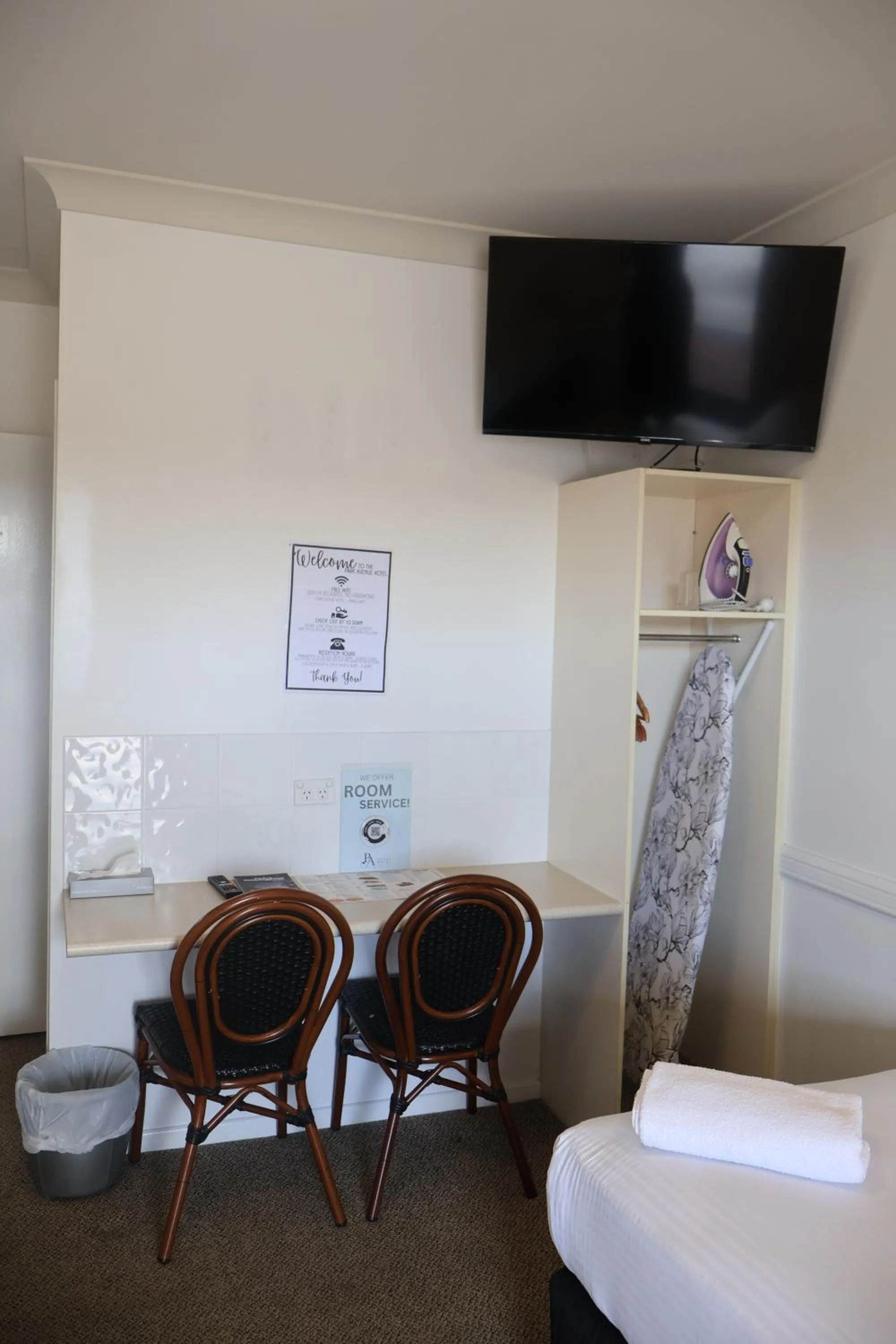 TV and multimedia in Park Avenue Hotel Motel