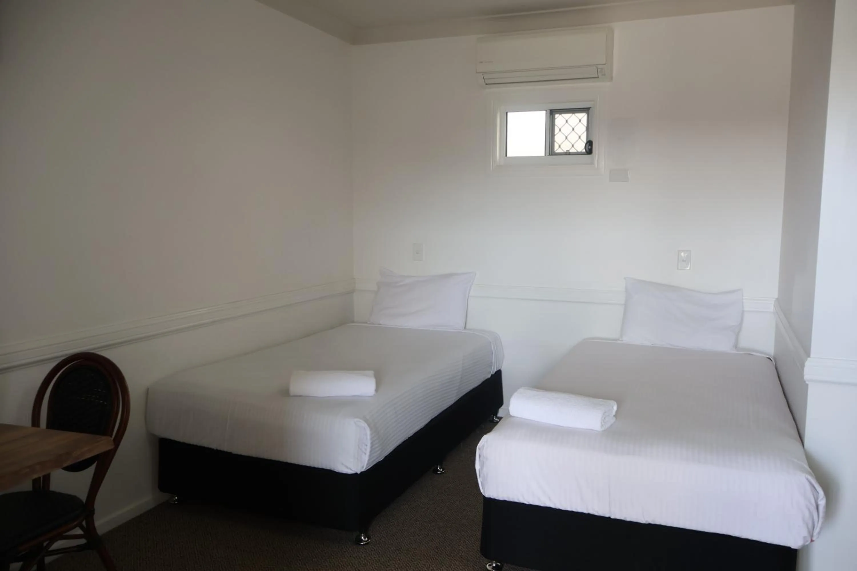 Bed in Park Avenue Hotel Motel