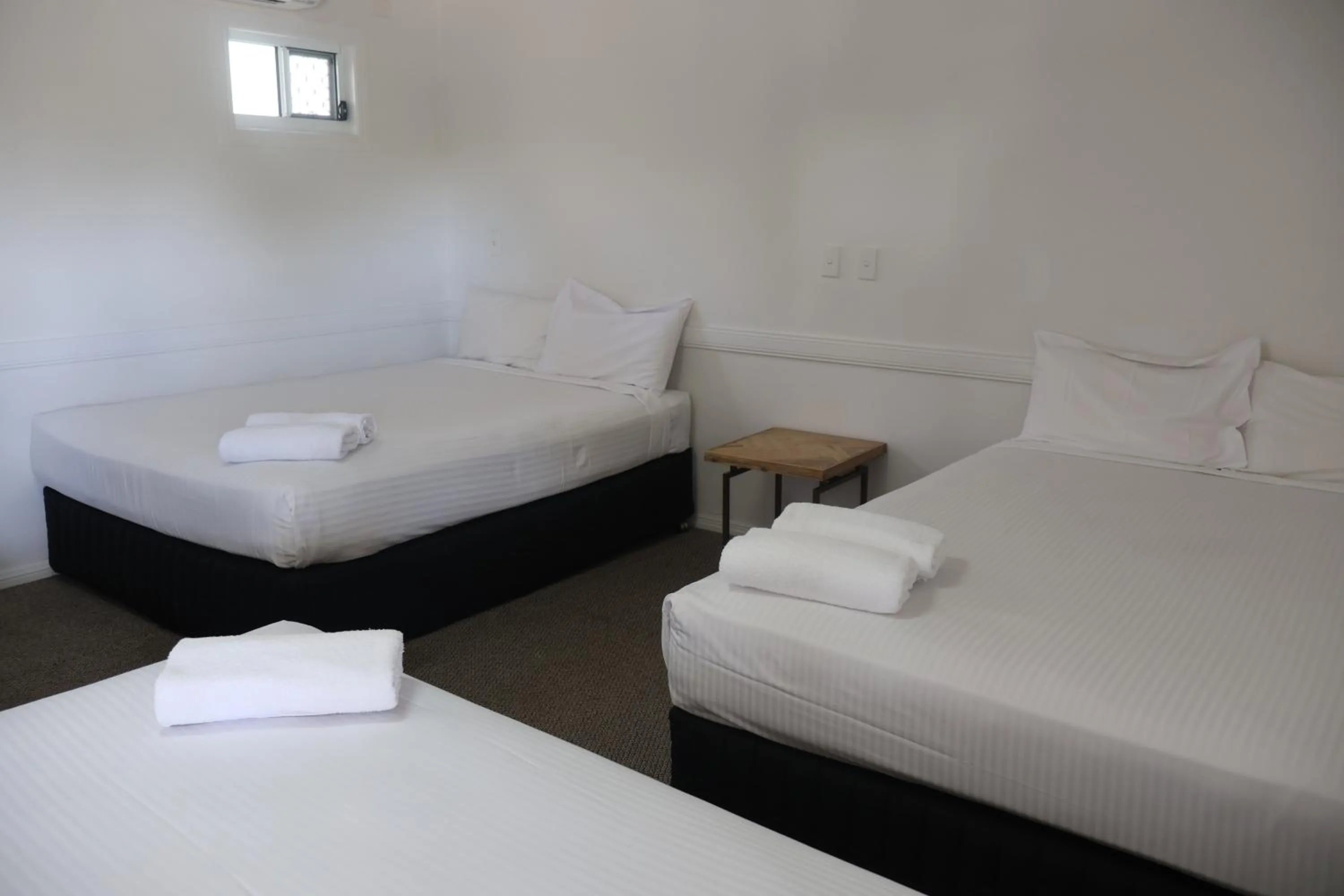 Bed in Park Avenue Hotel Motel