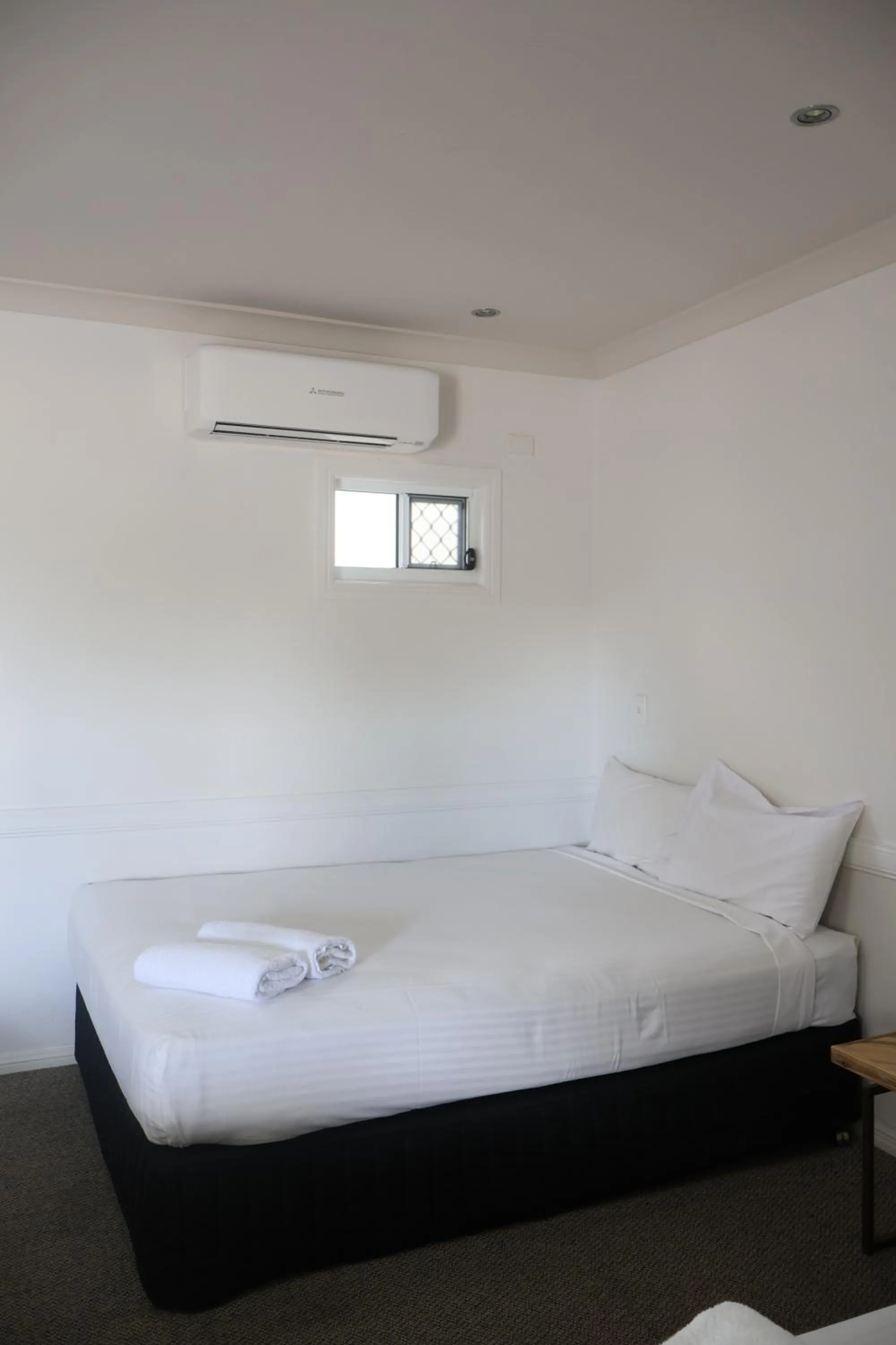 Bed in Park Avenue Hotel Motel