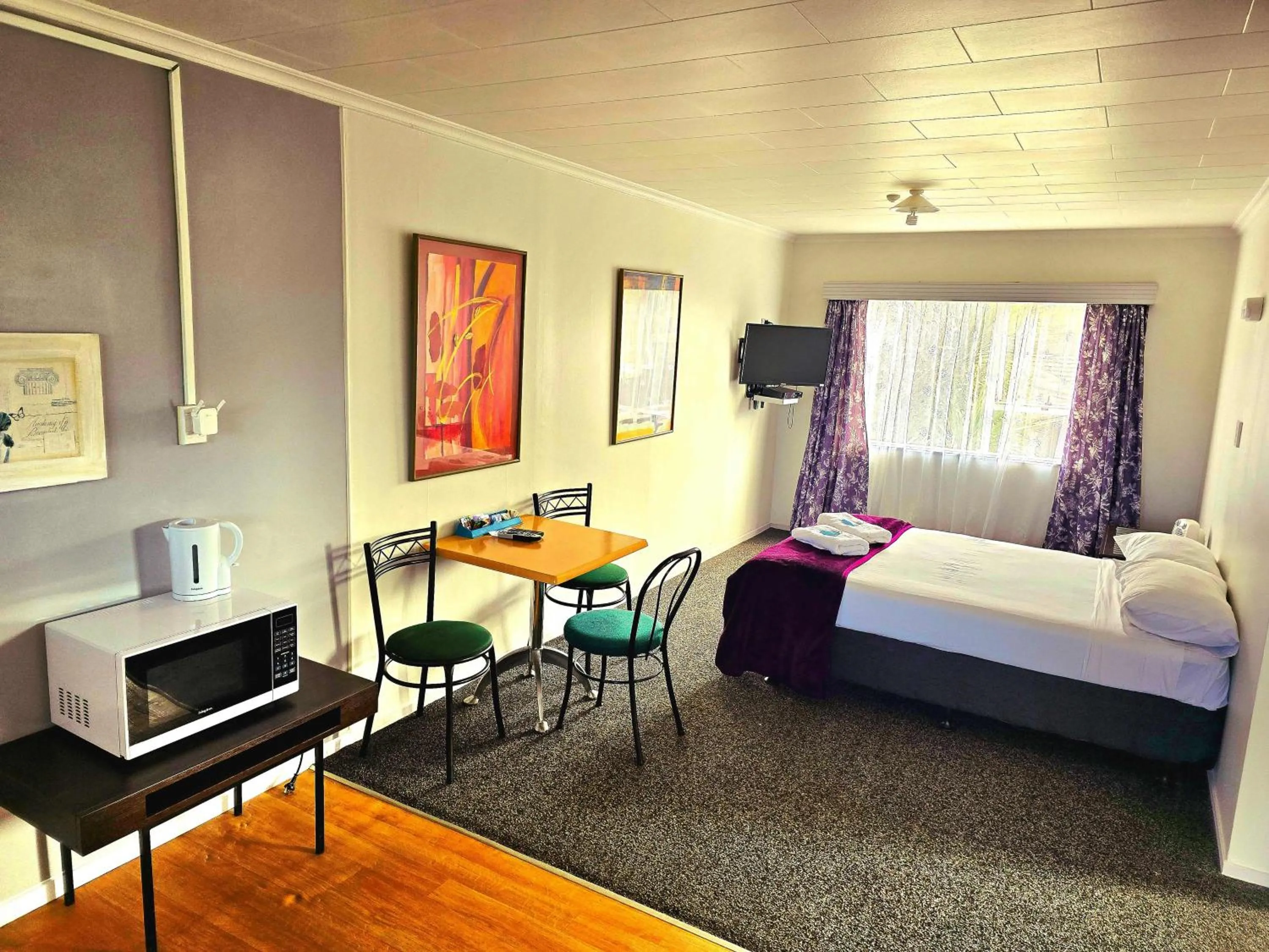 Bedroom in Putaruru Arms Motor Inn